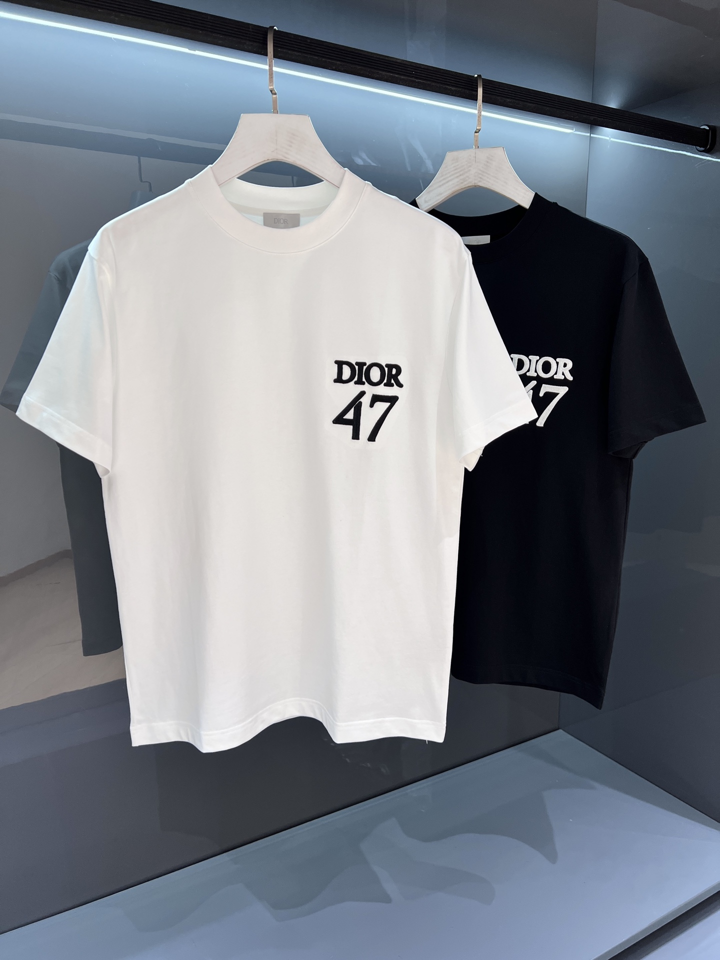 NO:468166,【New Product】 Classic CD embroidery 47 channels create a contemporary atmosphere. 2025SS summer new product Di*r logo embroidered short-sleeved T-shirt Superior fashion charm style and unique artistic atmosphere. Guest-supplied dense knitted cotton fabric, delicate and orderly knitting technology retains the initial soft texture, clear skin and exquisite craftsmanship, and the texture of the weaving surface is the most powerful proof. The brand new exquisite embroidery brand expresses the sense of fusion between agility and is unique. The fine stitching technology, ribbed round neck matching V-neck noodles make the classic 'forgeer' extending fashion inspiration. Color: black/white Size S/M/L/XL/2XL S Shoulder width 43 bust 100 garment length 67 sleeve length 21, T-shirt,tees, t-shirt,alexander wang19860909【新品】经典CD 刺绣47渠道精品缔造当代气息.2025SS夏季新品 Di*r 标识刺绣短袖T恤 高超的时尚魅力风范,特立独行的艺术气息. 客供密纺针织棉面料,细腻有序的针织工艺保留了最初的那份柔软质感,清肤透爽,工艺考究,织面的质感就是最有力的证明. 全新精美刺绣品牌标识表达了灵动之间的融合感,别具匠心.缝合技术精细度,罗纹圆领搭配 V 领缉面线成就经典的“锻造者”延伸时尚灵感. 颜色:黑色/白色 尺码S/M/L/XL/2XL S肩宽43胸围100衣长67袖长21,,T-shirt,tees，t-shirt,alexander wang,Men's clothing