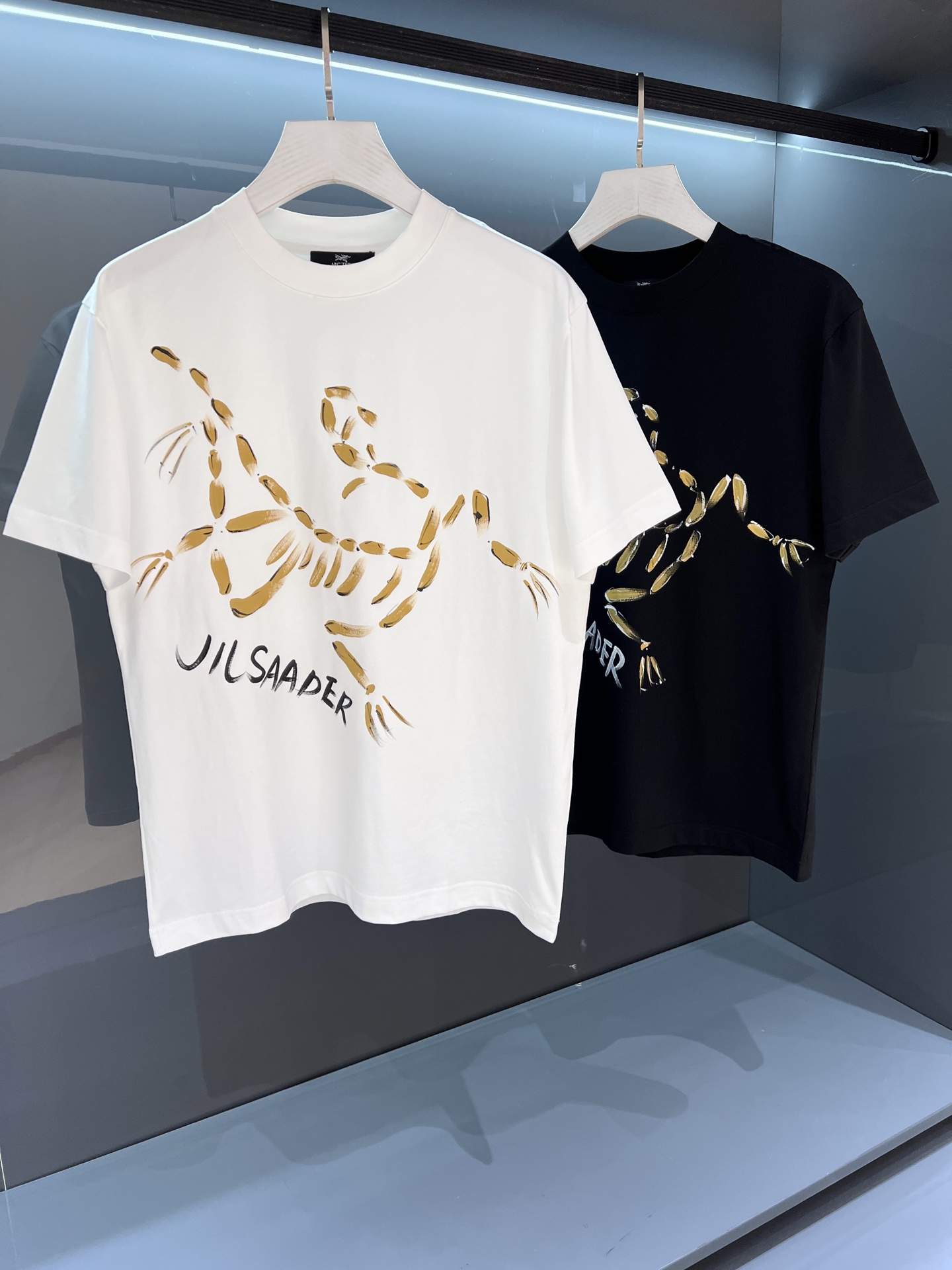 NO:122666,【New Product】Classic Bird OS version channel quality creates a contemporary atmosphere. 2025SS summer new product Bird logo printed short-sleeved T-shirt Superior fashion charm style and unique artistic atmosphere. The delicate and orderly knitted cotton fabric of the guest micro-split knitted cotton fabric retains the original soft texture, clear skin and exquisite craftsmanship, and the texture of the weaving surface is the most powerful proof. The new and exquisite brand logo expresses the sense of fusion between agility and is unique. The fineness of the stitching technology, and the ribbed round neckline achieves the classic 