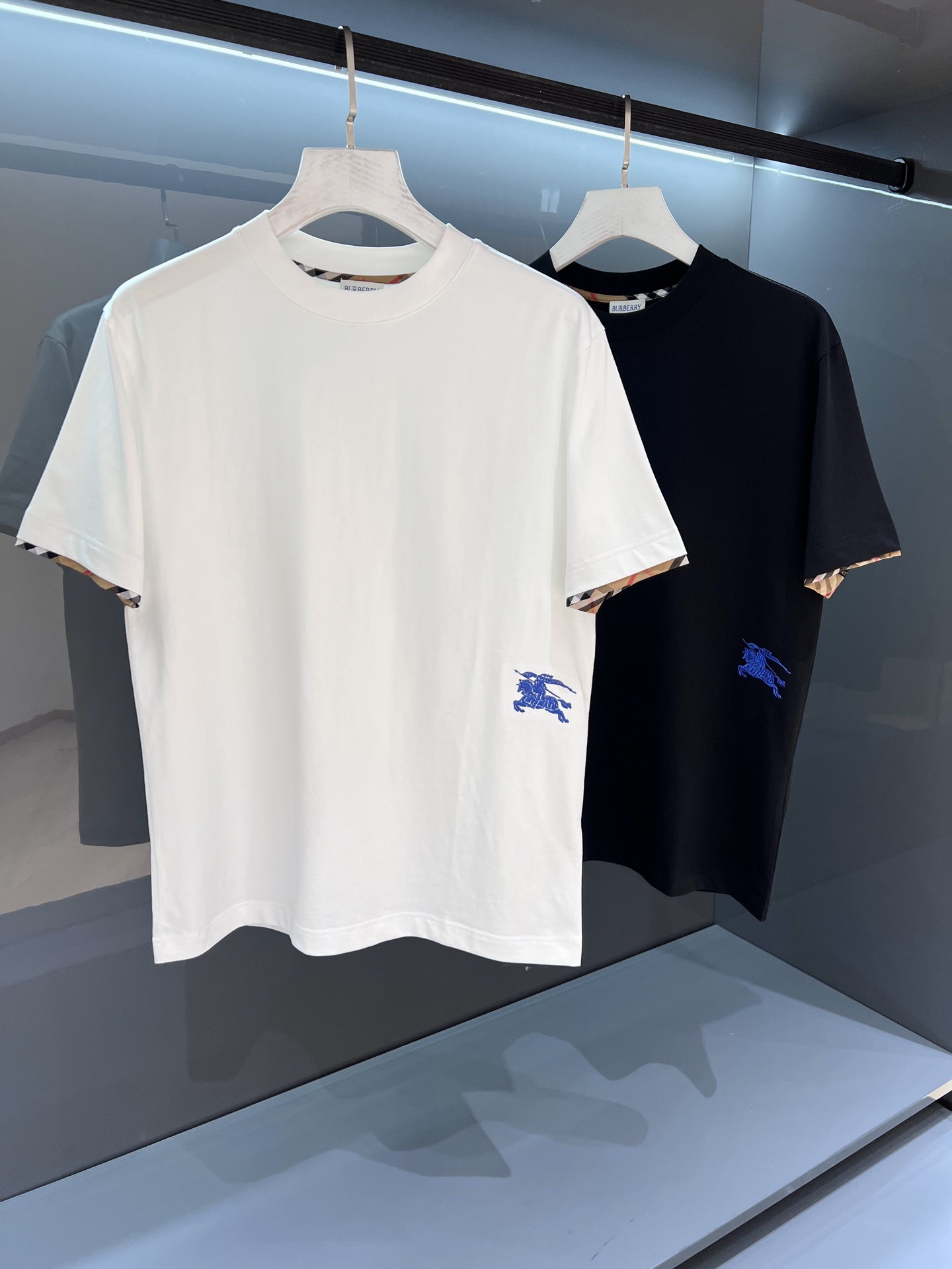 NO:122674,[New Product] Products from old-fashioned trade channels, the degree of craftsmanship can tell everything is unique. 2025SSBur*erry Men's round neck fashion label sports short-sleeved T-shirt. The unique simple and fashionable feeling is never left alone, and British fashion is still unhidden. Guest-supplied knitted cotton fabrics are made with micro-knitted craftsmanship. The texture is completely boutique. Comfortable, breathable, refreshing and versatile. The unique high-craft color-blocking style opens up the concept of BUR. It interprets the brand's classic inheritance. The brand's new bur classic logo badge will be innovatively derived. The exquisite embroidery craftsmanship reflects the obvious convex effect. The tough and sturdy texture distinguishes traditional offset printing patterns. Color white/black Size S/M/L/XL/2XL  S肩宽43胸围100衣长67袖长21,,burberry,T-shirt,tees，t-shirt,alexander wang19860909【新品】来自老牌贸易渠道货品,工艺程度就能说明一切的与众不同. 2025SSBur*erry 男士圆领时尚标运动短袖T恤 独有的简约时尚感从不落单,英伦时尚依旧掩藏不住.客供针织棉面料,经微型针织的工艺技术制作.质地手感完完全全的精品级别.舒适透气清爽百搭.别具一格的高工艺拼色风格开启了BUR的概念传播. 诠释品牌的经典传承.胸前焕然一新的bur经典标识徽章将有创新性的衍生 精湛的刺绣工艺感体现明显的凸感效果.硬朗结实的质感区别传统胶印图案. 颜色白色/黑色 尺码S/M/L/XL/2XL S肩宽43胸围100衣长67袖长21,,burberry,T-shirt,tees，t-shirt,alexander wang,Men's clothing