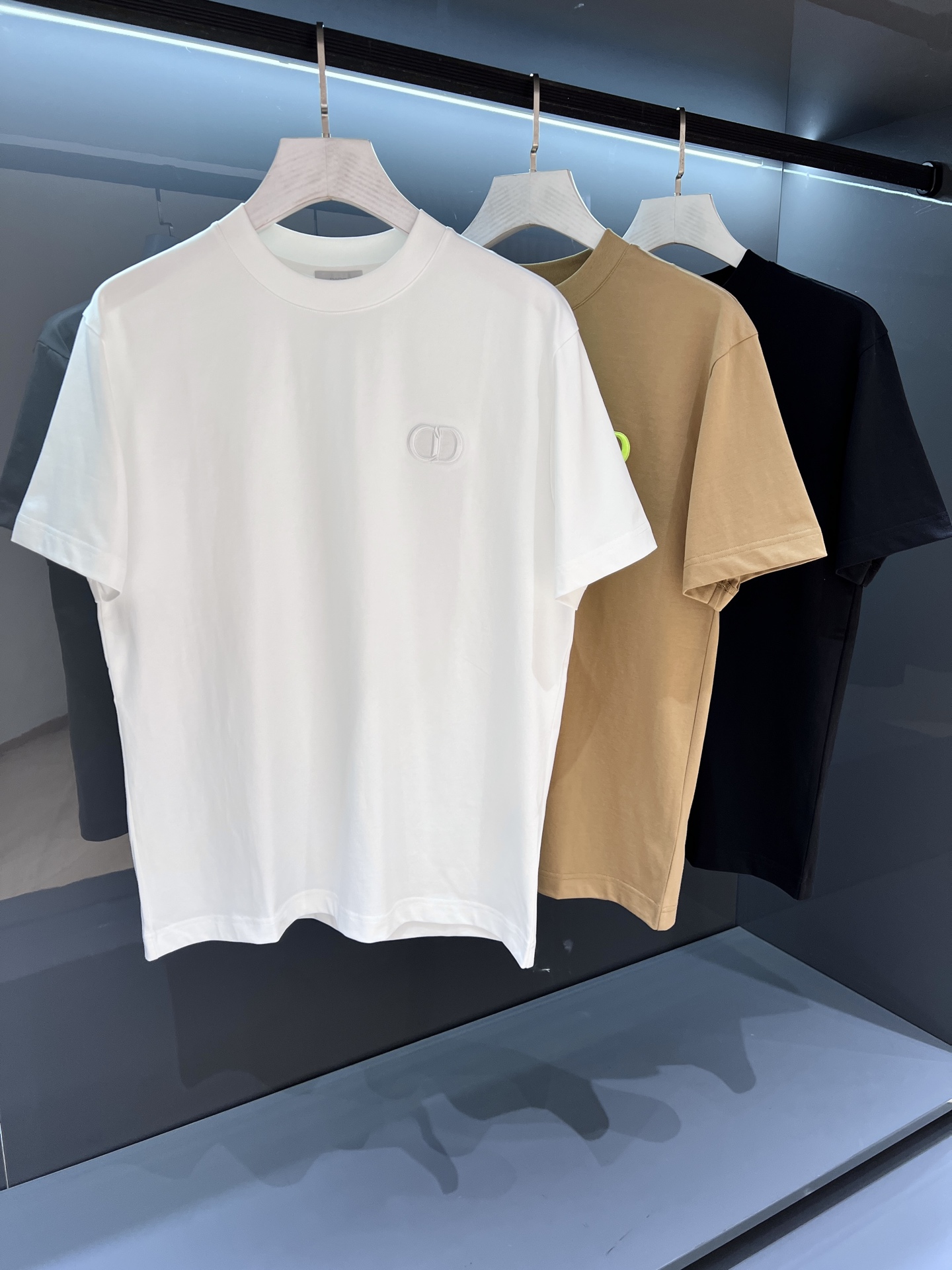 NO:464092,【New Product】CD channel quality creates a contemporary atmosphere. 2025SS summer new product Di*r logo printed short-sleeved T-shirt with superb fashion charm style and unique artistic atmosphere. The delicate and orderly knitted cotton fabric of the guest micro-spun knitted cotton fabric retains the original soft texture, clear skin and exquisite craftsmanship, and the texture of the weaving surface is the most powerful proof. The brand new exquisite embroidery brand logo expresses the sense of fusion between agility and is unique. The fineness of the stitching technology, and the ribbed round neckline achieves the classic 'forgeer' to extend fashion inspiration. Color: black/white/khaki Size S/M/L/XL/2XL S Shoulder width 43 bust 102 Long 67 Sleeve length 21, T-shirt,tees, t-shirt,alexander wang19860909【新品】CD 渠道精品缔造当代气息.2025SS夏季新品 Di*r 标识印花短袖T恤 高超的时尚魅力风范,特立独行的艺术气息. 客供密纺针织棉面料,细腻有序的针织工艺保留了最初的那份柔软质感,清肤透爽,工艺考究,织面的质感就是最有力的证明. 全新精美刺绣品牌标识表达了灵动之间的融合感,别具匠心.缝合技术精细度,罗纹圆领缉面线成就经典的“锻造者”延伸时尚灵感. 颜色:黑色/白色/卡其色 尺码S/M/L/XL/2XL S肩宽43胸围102衣长67袖长21,,T-shirt,tees，t-shirt,alexander wang,Men's clothing