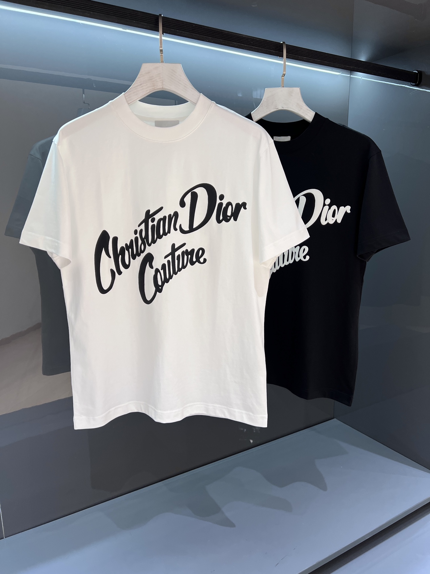 NO:464298,【New Product】Classic CD channel quality creates a contemporary atmosphere. 2025SS summer new product Di*r logo embroidered short-sleeved T-shirt with superb fashion charm style and unique artistic atmosphere. The delicate and orderly knitted cotton fabric of the guest micro-spun knitted cotton fabric retains the original soft texture, clear skin and exquisite craftsmanship, and the texture of the weaving surface is the most powerful proof. The brand new exquisite embroidery brand logo expresses the sense of fusion between agility and is unique. The fine stitching technology, ribbed round neck matching V-neck noodle thread creates the classic 'forgeer' to extend fashion inspiration. Color: black/white Size S/M/L/XL/2XL S Shoulder width 43 bust 100 long 67 sleeve length 21, T-shirt,tees, t-shirt,alexander wang19860909【新品】经典CD 渠道精品缔造当代气息.2025SS夏季新品 Di*r 标识刺绣短袖T恤 高超的时尚魅力风范,特立独行的艺术气息. 客供密纺针织棉面料,细腻有序的针织工艺保留了最初的那份柔软质感,清肤透爽,工艺考究,织面的质感就是最有力的证明. 全新精美刺绣品牌标识表达了灵动之间的融合感,别具匠心.缝合技术精细度,罗纹圆领搭配 V 领缉面线成就经典的“锻造者”延伸时尚灵感. 颜色:黑色/白色 尺码S/M/L/XL/2XL S肩宽43胸围100衣长67袖长21,,T-shirt,tees，t-shirt,alexander wang,Men's clothing