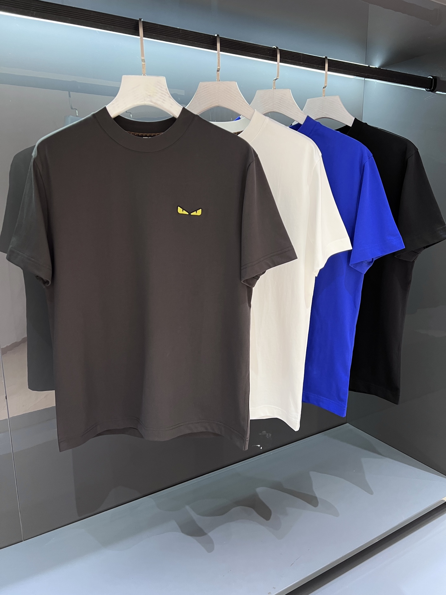 NO:464356,[New Product] Classic work FD's new fashion transformation feast. 2025 summer Fe*di printed logo letters men's round neck light cotton short-sleeved T-shirt is luxurious and durable. It is full of vitality. Experience the latest visual and touch atmosphere... It is the best product for wearing the inner wear alone... Italian customers provide knitted cotton fabrics with perfect texture and texture, breathable and comfortable. The silhouette design shows perfection. Both inside and outside are flawless. PK all versions on the market. A brand new and perfect interpretation!  Clear sense of layering, perfect, extremely clear color words, and impeccable concave and convex feeling! Color gray/white/black/blue Size S/M/L/XL/2XL S shoulder width 43 bust 102 long 68 sleeve length 20, T-shirt,tees, t-shirt,alexander wang19860909【新品】经典之作 FD全新时装变革盛宴.2025夏季Fe*di 印花标识字母男士圆领光棉短袖T恤 奢华耐看充满活力气息.体验视觉和触觉最新气息...单穿内搭都是极品好货... 意大利客供针织棉面料,手感质感完美细腻透气舒适.着身廓形设计展现完美.内外兼具裁剪完美无暇.PK市面一切版本. 全新完美演绎！层次感分明,匀称完美,色泽字眼极致清晰,凹凸感十足无懈可击! 颜色灰色/白色/黑色/蓝色 尺码S/M/L/XL/2XL S肩宽43胸围102衣长68袖长20,,T-shirt,tees，t-shirt,alexander wang,Men's clothing