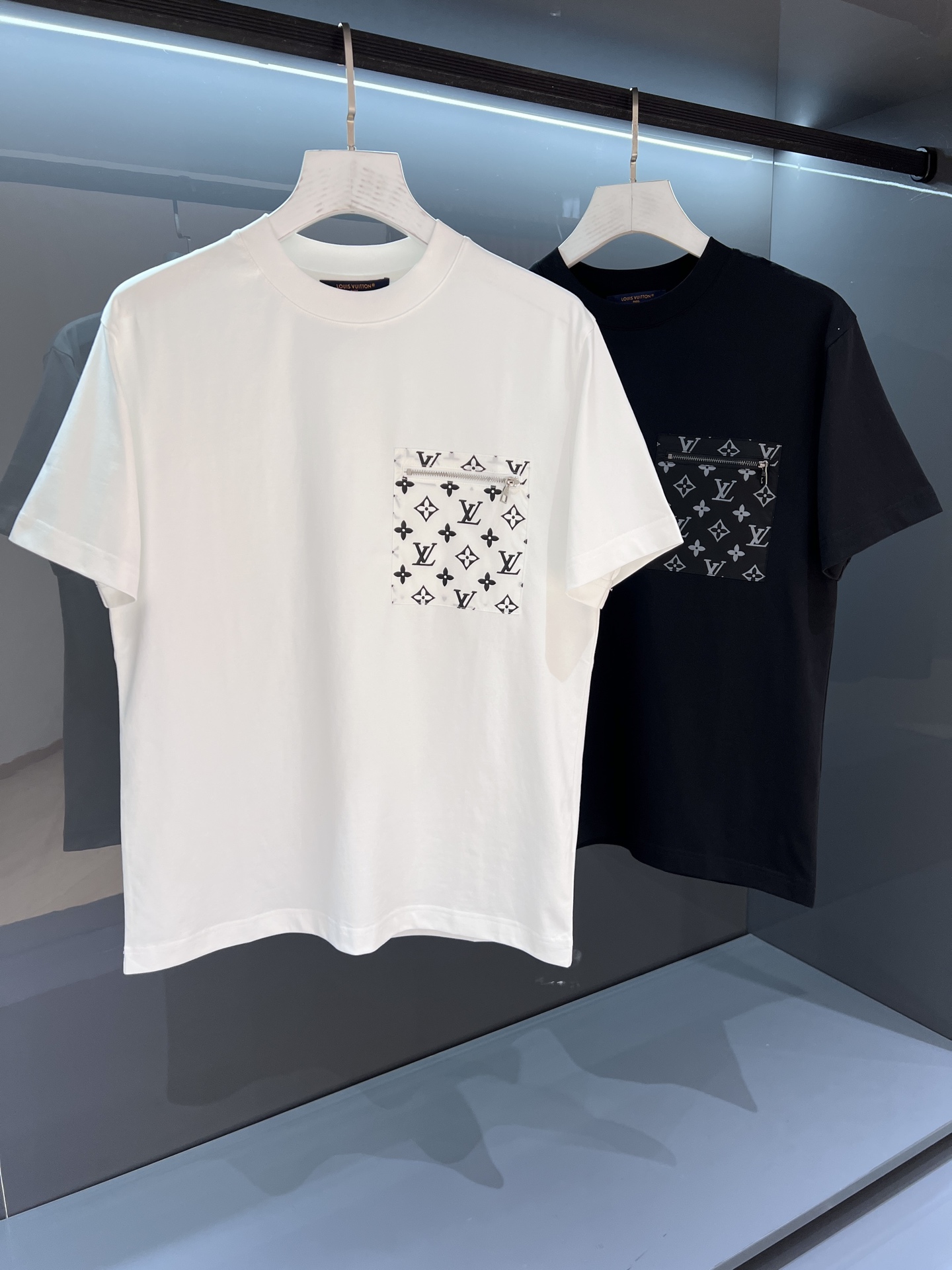 NO:122667,[New Product] 2025SSV Pocket Printed Logo Letter Round Neck OS Short-Sleeve T-shirt with the brand's iconic elements as the design feature, fashionable and elegant and charming item. Imported Italian fine imitation cotton fabric, soft and delicate, comfortable and breathable on the upper body, equipped with a high process of standardized cutting, so that the shape is really rare! The front is decorated with a new barcode and the 