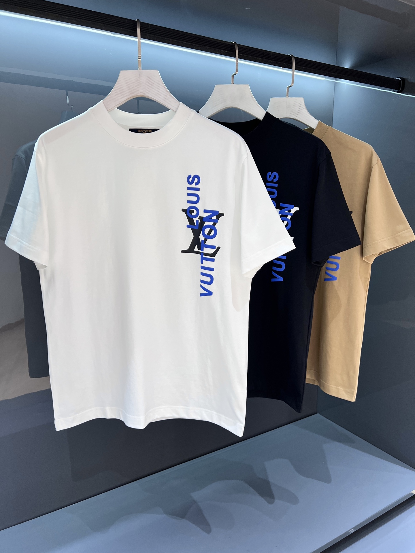 NO:122676,【New Product】 2025SS Spring and Summer New Donkey OS Men's Printed Round Neck Short Sleeve T-shirt Fashion New High-end, with few channels of goods Logo outlines. Deep-split cotton knitted to cut out the classic style, matched with ribbed neckline, flip-flop stitching and back label. Breathable and comfortable, soft and delicate, and excellent. The printed logo is full and thick texture and feel is incomparable! The standard cutting design with integrated molding is easy to form. Color white/black/khaki Size S/M/L/XL/2XL S Shoulder width 46 bust 106 Long 68 Sleeve length 22,,louis vuitton,T-shirt,alexander wang19860909【新品】 2025SS春夏新品驴 OS男士印花圆领短袖T 恤 时尚的新高端,渠道货品数量稀少 标识轮廓.密纺棉质针织裁出经典版型,搭配罗纹领口、翻转效果缝线和背后标签. 透气舒适感极佳,柔软细腻更为卓越.印花logo饱满厚实的质感手感无以比拟!一体成型游刃有余的标准裁剪设计. 颜色白色/黑色/卡其色 尺码S/M/L/XL/2XL S肩宽46胸围106衣长68袖长22,,louis vuitton,T-shirt,alexander wang,Men's clothing