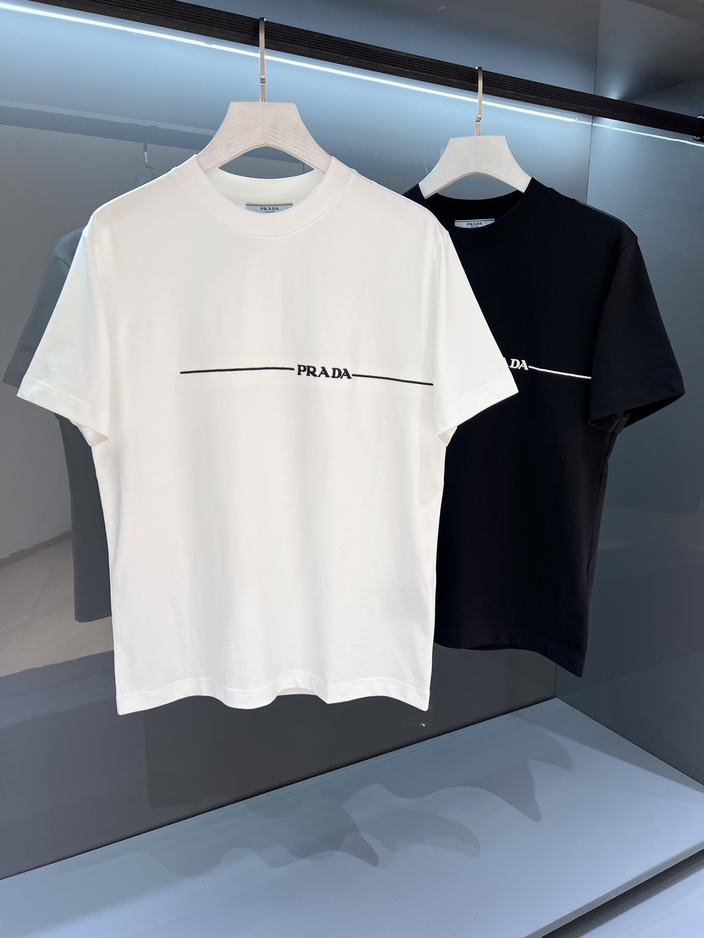 NO:122685,【New Product】2025 summer new product Pr*da Men's round neck printed letter logo Short-sleeved T-shirt. OS design and cut, both personalized and fashionable, and is inherently extraordinary. It is suitable for wearing it alone! The classic style of minimalist and casual comes from the new PD work, creating the most elegant casual and fashionable atmosphere. Imported customers provide knitted cotton fabrics, with an extraordinary texture experience, and it is not unreasonable to claim that the most suitable for summer environmentally friendly fabrics. Light and breathable, excellent comfort, soft and delicate and more natural. The fixed-woven double-layer ribbed neckline design is designed, and the flat and smooth patch is not easy to deform. Color: white/black Size S/M/L/XL/2XL S Shoulder width 44 bust 102 Long 68 Sleeve length 22, T-shirt,tees,t-shirt,alexander wang19860909【新品】 2025夏季新品Pr*da 男士圆领印花字母logo 短袖T恤 .OS设计裁剪,兼具个性时尚范儿,与生俱来的不平凡.单穿内搭皆适宜! 极简休闲的经典风格来自PD新秀丽作,铸就最为优雅的休闲时尚气息. 进口客供针织棉面料,非同一般的质感体验,号称最适合夏季的环保面料不是没有道理的.轻盈透气,舒适感极佳,柔软细腻更为自然.定织型的双层罗纹领口设计,平整服贴不易变形 颜色:白色/黑色 尺码S/M/L/XL/2XL S肩宽44胸围102衣长68袖长22,,T-shirt,tees，t-shirt,alexander wang,Men's clothing