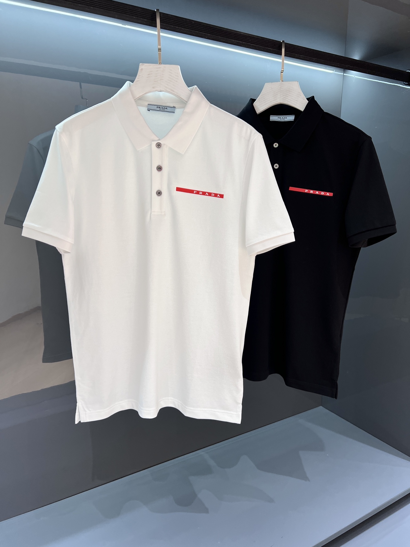 NO:132569,[New Product] PD's new beauty works are released simultaneously at the counter. There are few products in the trade channel!  SS Spring and Summer New Product Pr*da Men's Business and Casual Fashion Decorative Logo Design Lapel Short-Sleeve T-shirt Regular Direct-cut Design, with a personality and fashionable style, and is born extraordinary. Evergreen style on the counter! Simple and not simple.. Pioneer fabric, customer-supplied poplin thin bead mesh mercerized cotton knitted elastic cotton. Front and back splicing and pressing glue complement each other, bringing the brand's style to the eyes, adhering to the simple and gorgeous style. Soft feel, and extremely comfortable to wear. The fashionable and classic logo logo on the chest replaces the traditional triangle logo, creating a harmonious luxury atmosphere, reinterprets the basic items and gives them a brand new meaning, and exquisite details reveal the brand's luxury atmosphere.. Color white/black Size M/L/XL/2XL/3XL  M shoulder width 43 bust 102 clothes length 68 sleeve length 22, T-shirt,tees,t-shirt,alexander wang19860909【新品】 柜台同步发售 PD的新秀丽作. 贸易渠道货品,为数稀少！ SS春夏新品 Pr*da 男士商务休闲时尚饰带装饰标识设计翻领短袖T恤 常规直裁设计,兼具个性时尚范儿,与生俱来的不平凡.柜台常青款!简约不简单.. 面料先锋,客供府绸细珠地网眼丝光棉针织弹力棉.前后拼接压胶相辅相成,将品牌格调跃然眼前,秉承简约华美格调.手感柔软,贴身穿着舒适度极高.胸前装饰时尚经典的Logo标识 取代了传统三角标,营造和谐的奢华时尚气息,重释了基础单品并赋予其崭新含义的态度与考量,精致细节流露品牌高奢气息.. 颜色白色/黑色 尺码M/L/XL/2XL/3XL M肩宽43胸围102衣长68袖长22,,T-shirt,tees，t-shirt,alexander wang,Men's clothing