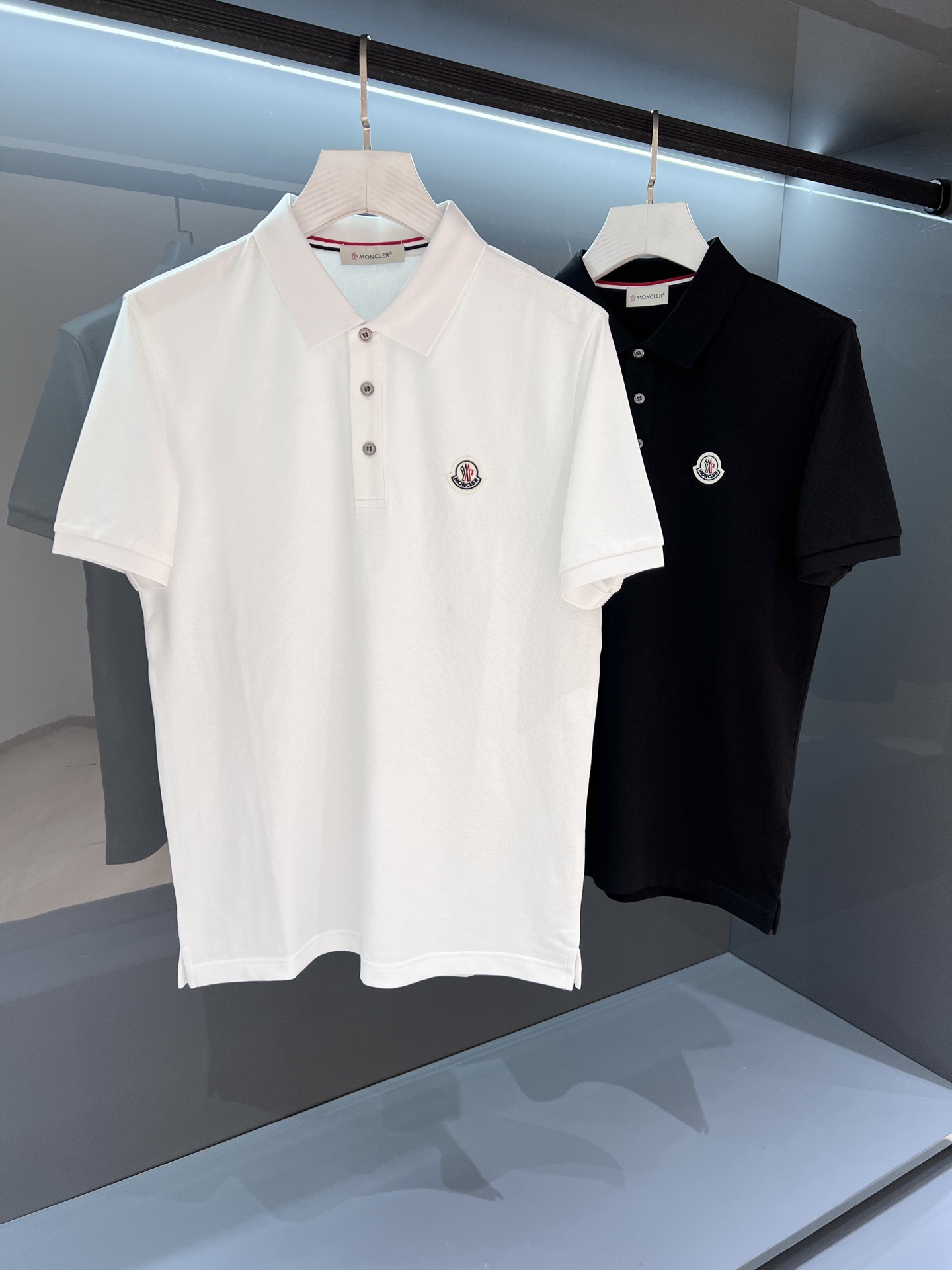 NO:467988,[New Product] Mon*cl*r/Monline 2025 Spring and Summer New Product Mon logo men's lapel Polo shirt short-sleeved T-shirt Classic Polo shirt is an essential. It is a must-have for those who advocate casual but have style. The lapel design style has a strong campus uniform flavor. The ready-to-wear is made of imported mesh floor cotton fabric, which is understandable whether it is breathable or skin-friendly and healthy. The double shell buckle 90-degree placket design allows you to wear the most formal clothing and still have the greatest fun! Business and casual! It uses pearl mesh cotton design, breathable and sweat-free!  The era of informatization has arrived, and everyone is working hard at the same time! You can see the truth without too much modification and analysis. The details pay attention to the quality process. Color: White/Black Size M/L/XL/2XL/3XL M Size Shoulder width 42 bust 98 Long 66 Sleeve length 20, T-shirt,tees, t-shirt,alexander wang19860909【新品】 Mon*cl*r/蒙系2025春夏新品 Mon徽标男士翻领Polo衫短袖T恤 经典的Polo衫一件必不可少.对于崇尚休闲而又不失风格的人来说更是必备款.翻领设计风格带有浓郁的校园制服味道 成衣采用进口网眼珠地棉面料,无论在透气还是亲肤健康角度都是无可厚非的.双贝壳扣90度门襟设计.使您穿最正式的服装依然能获得最大的乐趣!商务休闲两不误!  采用珠地网眼棉设计,透气、排汗！信息化的时代已经来临,大家都在同时付出努力!无需过多修饰分析就能看出究竟.细节讲究品质工艺流程. 颜色: 白色/黑色 尺码M/L/XL/2XL/3XL M码肩宽42胸围98衣长66袖长20,,T-shirt,tees，t-shirt,alexander wang,Men's clothing