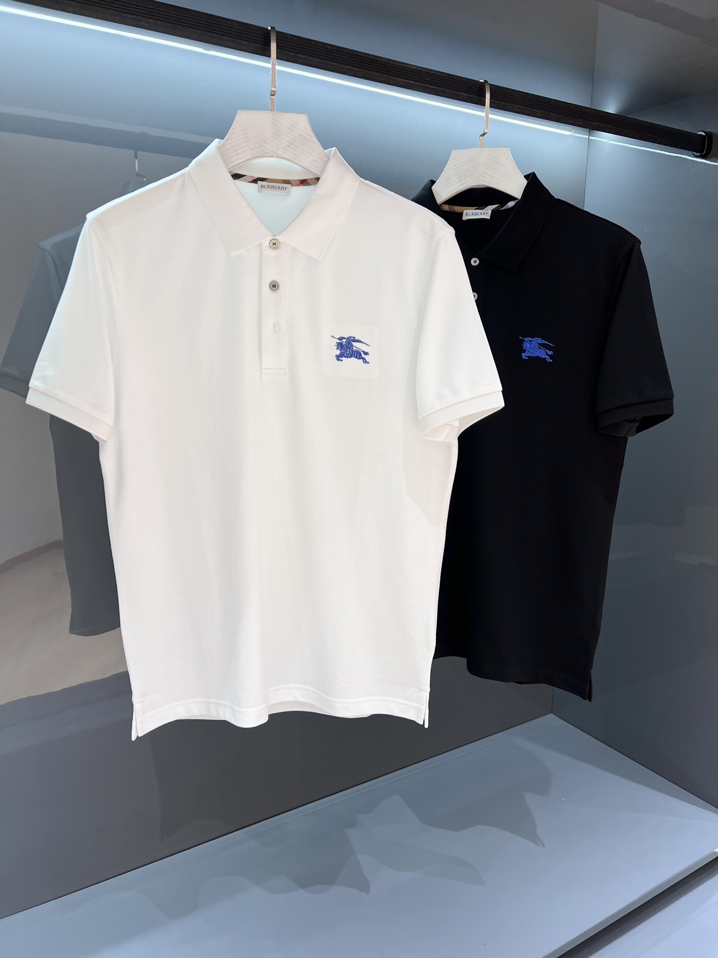 NO:468024,[New Product] Counter Synchronous Purchase Products BUR Trade Channel, the sense of detail and design are almost perfectly presented. A casual new season trendy polo shirt with color and texture. A heavy-duty new British model 2025SS Burb*rry Pegasus embroidered color button lapel short-sleeved Polo shirt is a British retro craftsmanship, a casual business trend that combines one, highlighting the British style! Material: customer-supplied top mesh breathable cotton, made of micro knitting technology. The texture is comfortable and skin-friendly, and the detail and touch are even more wonderful. Different from inferior and severely dyed Polo shirts, the overall line is neat and symmetrical from the inside to the outside.  Craft: BUR classic Pegasus embroidery on the chest bag, from the latest professional color embroidery craftsmanship from the factory, with a strong three-dimensional feeling, lifelike, thick and smooth and exquisite. The iconic Polo shirt knitted lapel design is uniform, neat and meticulous, and the exquisite craftsmanship is impeccable. Details: Integrated molding and easy-to-use British cutting design. The placket uses vibrant contrasting polyester buttons. The real customer-grade auxiliary materials are pressed and scrapped. Fashionable fashion makes the Polo shirt more fashionable and casual. Color white/black Size M/L/XL/2XL/3XL M Shoulder width 43 bust 100 Long 68 Sleeve length 22, burberry, T-shirt, alexander wang19860909【新品】 柜台同步 代购品 BUR贸易渠道,细节感和设计感几乎完美呈现.色泽质感兼具的休闲新季潮流马球Polo衫. 重磅新品英伦典范2025SS Burb*rry 飞马绣标彩扣翻领短袖Polo衫 英伦复古的匠心之作,休闲商务潮流兼具一体,彰显英伦格调! 材质:客供顶级网孔透气棉,微型针织工艺制作而成.手感质感舒适亲肤,细节感和触感柔更是美妙绝伦.区别劣质严重染色品Polo衫,整体由内到外走线工整对称. 工艺:胸前袋饰BUR经典飞马刺绣,来自原厂最新的专业彩绣工艺,立体感超强,栩栩如生厚实圆滑尽显精致.标志性的Polo衫针织翻领设计色泽统一工整细致,精湛的工艺感无懈可击. 细节:一体成型游刃有余的英式裁剪设计.门襟采用活力撞色聚脂型纽扣.真正的客供级辅料,压制而成的报废率也是极高.潮流时尚让Polo衫更时尚休闲. 颜色白色/黑色 尺码M/L/XL/2XL/3XL M肩宽43胸围100衣长68袖长22,,burberry,T-shirt,alexander wang,Men's clothing