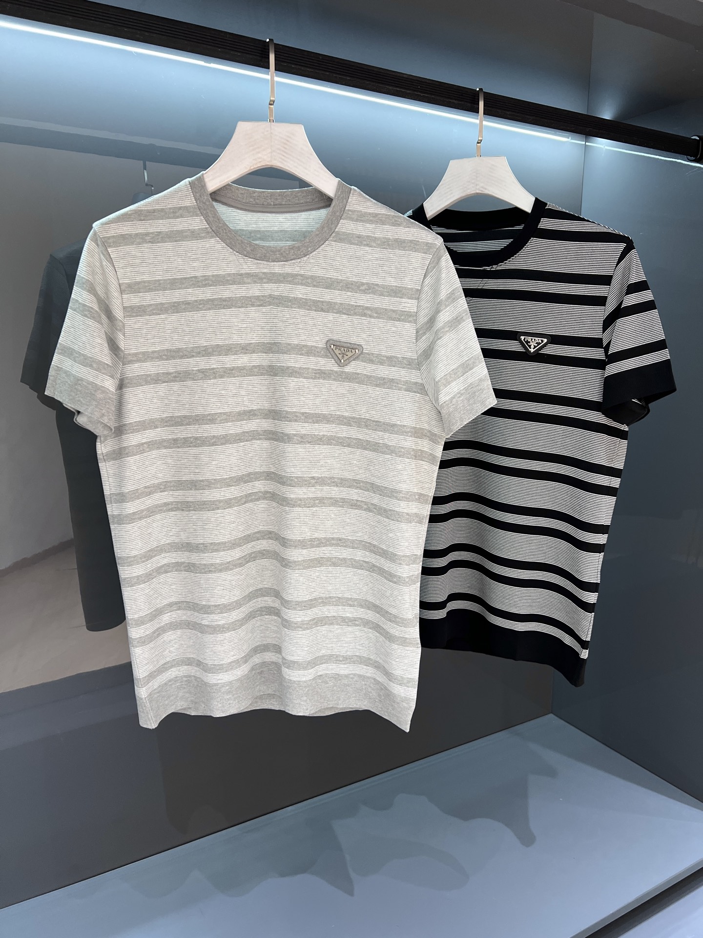 NO:123318,【New Product】Exclusive Knitted Short Sleeve 2025 Summer New Product Pr*da Men's Knitted Jacquard Triangle Logo Short Sleeve T-shirt. It has a unique and fashionable style, and is inherently extraordinary. It is suitable for wearing it alone! The classic style of minimalist and casual comes from the beautiful PD, creating the most elegant casual and fashionable atmosphere. Imported customers provide knitted cotton fabrics with extraordinary texture experience. It is not unreasonable to claim that the most suitable for summer environmentally friendly fabrics. Light and breathable, excellent comfort, soft and delicate and more natural. The fixed-woven double-layer ribbed neckline design is designed, and the flat and smooth patch is not easy to deform. Color: gray/black Size M/L/XL/2XL/3XL M Shoulder width 44 bust 102 Long 68 Sleeve length 22, T-shirt,tees, t-shirt,alexander wang19860909【新品】全网独家 针织短袖 2025夏季新品Pr*da 男士针织提花三角logo 短袖T恤 .兼具个性时尚范儿,与生俱来的不平凡.单穿内搭皆适宜! 极简休闲的经典风格来自PD新秀丽作,铸就最为优雅的休闲时尚气息. 进口客供针织棉面料,非同一般的质感体验,号称最适合夏季的环保面料不是没有道理的.轻盈透气,舒适感极佳,柔软细腻更为自然.定织型的双层罗纹领口设计,平整服贴不易变形 颜色:灰色/黑色 尺码M/L/XL/2XL/3XL M肩宽44胸围102衣长68袖长22,,T-shirt,tees，t-shirt,alexander wang,Men's clothing