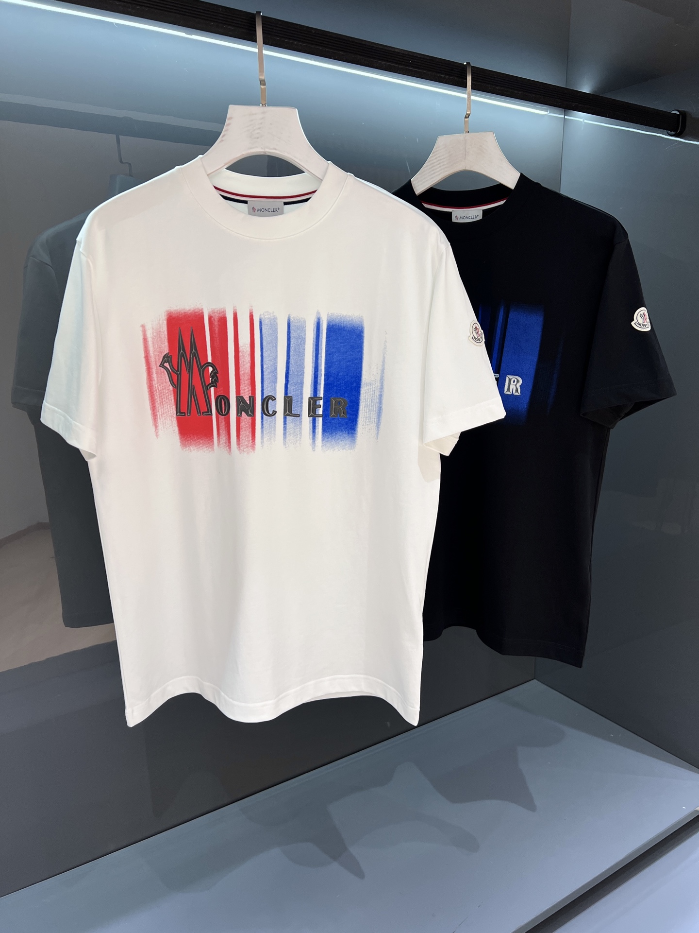 NO:464379,【New Product】Heavy Industry Print Mon*ler Men's Round Neck Short-Sleeve T-shirt 2025SS Spring and Summer New OS Loose Style The effect is simpler and neat, adding a unique style to the fashionable style... The single-wear inner layer is perfectly displayed! Embroidered logo design The front logo shows full personality. The texture is delicate and full, and the color is flawless. The perfect work... The extremely breakthrough innovative concept and fashion design are combined together, and the unprecedented fun and trendy fashion. The most Nice focus short T this summer. Color: White/Black Size S/M/L/XL/2XL S Shoulder width 43 bust 104 Long 68 Sleeve length 21, T-shirt,tees, t-shirt,alexander wang19860909【新品】重工印花 Mon*ler 男士圆领短袖T恤 2025SS春夏新品OS宽松版型 效果更为简约利落,为时尚造型增添一抹独特风采...单穿内搭完美展现! 刺绣标徽设计 正面标识彰显十足个性.纹理细腻饱满,色泽艳丽无暇.完美之作… 极为突破性的创新理念与时装设计共冶一炉,前所未有的玩味潮流时尚,今夏最Nice的焦点短T. 颜色:白色/黑色 尺码S/M/L/XL/2XL S肩宽43胸围104衣长68袖长21,,T-shirt,tees，t-shirt,alexander wang,Men's clothing