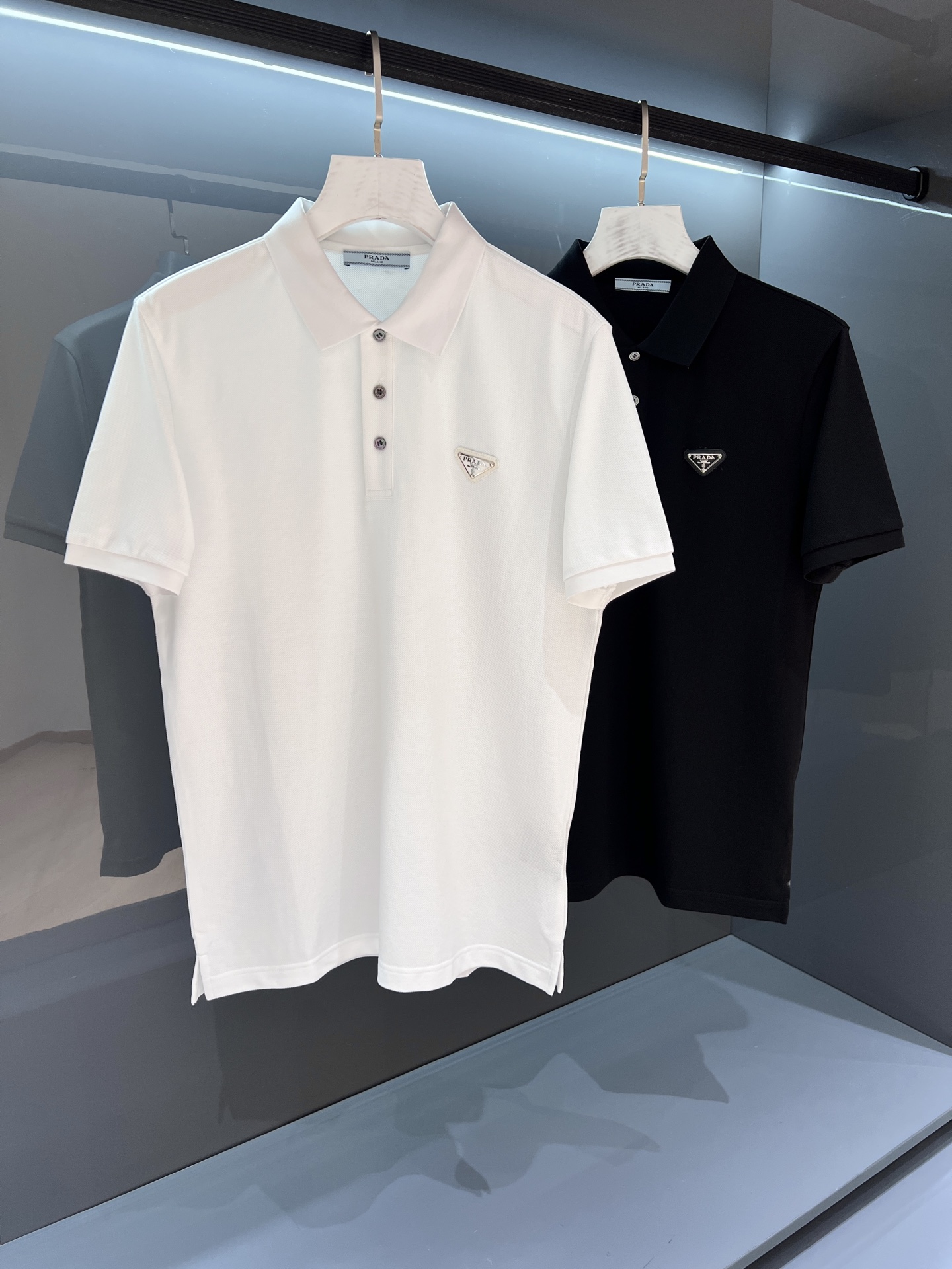 NO:132572,[New Product] Triangle Classic Polo Shirts are released simultaneously on the counter. The new beauty of PD is available. There are few products in the trade channel!  SS Spring and Summer New Product P Family Men's Business Casual Fashion Decorative Logo Design Lapel Short-Sleeve T-shirt Regular Direct-cut Design, with a personality and fashionable style, and is born extraordinary. Evergreen style on the counter! Simple and not simple.. Pioneer fabric, customer-supplied poplin thin bead mesh mercerized cotton knitted elastic cotton. Front and back splicing and pressing glue complement each other, bringing the brand's style to the front and back, adhering to the simple and gorgeous style. Soft feel, and extremely comfortable to wear. The fashionable and classic logo logo on the chest replaces the traditional triangle logo, creating a harmonious luxury atmosphere, reinterpreting the basic items and giving them a new meaning, and exquisite details reveal the brand's luxury atmosphere.. Color white/black Size M/L/XL/2XL/3XL  M shoulder width 43 bust 102 clothes length 68 sleeve length 22, T-shirt,tees,t-shirt,alexander wang19860909【新品】 三角经典 Polo衫 柜台同步发售 PD的新秀丽作. 贸易渠道货品,为数稀少！ SS春夏新品 P家男士商务休闲时尚饰带装饰标识设计翻领短袖T恤 常规直裁设计,兼具个性时尚范儿,与生俱来的不平凡.柜台常青款!简约不简单.. 面料先锋,客供府绸细珠地网眼丝光棉针织弹力棉.前后拼接压胶相辅相成,将品牌格调跃然眼前,秉承简约华美格调.手感柔软,贴身穿着舒适度极高.胸前装饰时尚经典的Logo标识 取代了传统三角标,营造和谐的奢华时尚气息,重释了基础单品并赋予其崭新含义的态度与考量,精致细节流露品牌高奢气息.. 颜色白色/黑色 尺码M/L/XL/2XL/3XL M肩宽43胸围102衣长68袖长22,,T-shirt,tees，t-shirt,alexander wang,Men's clothing