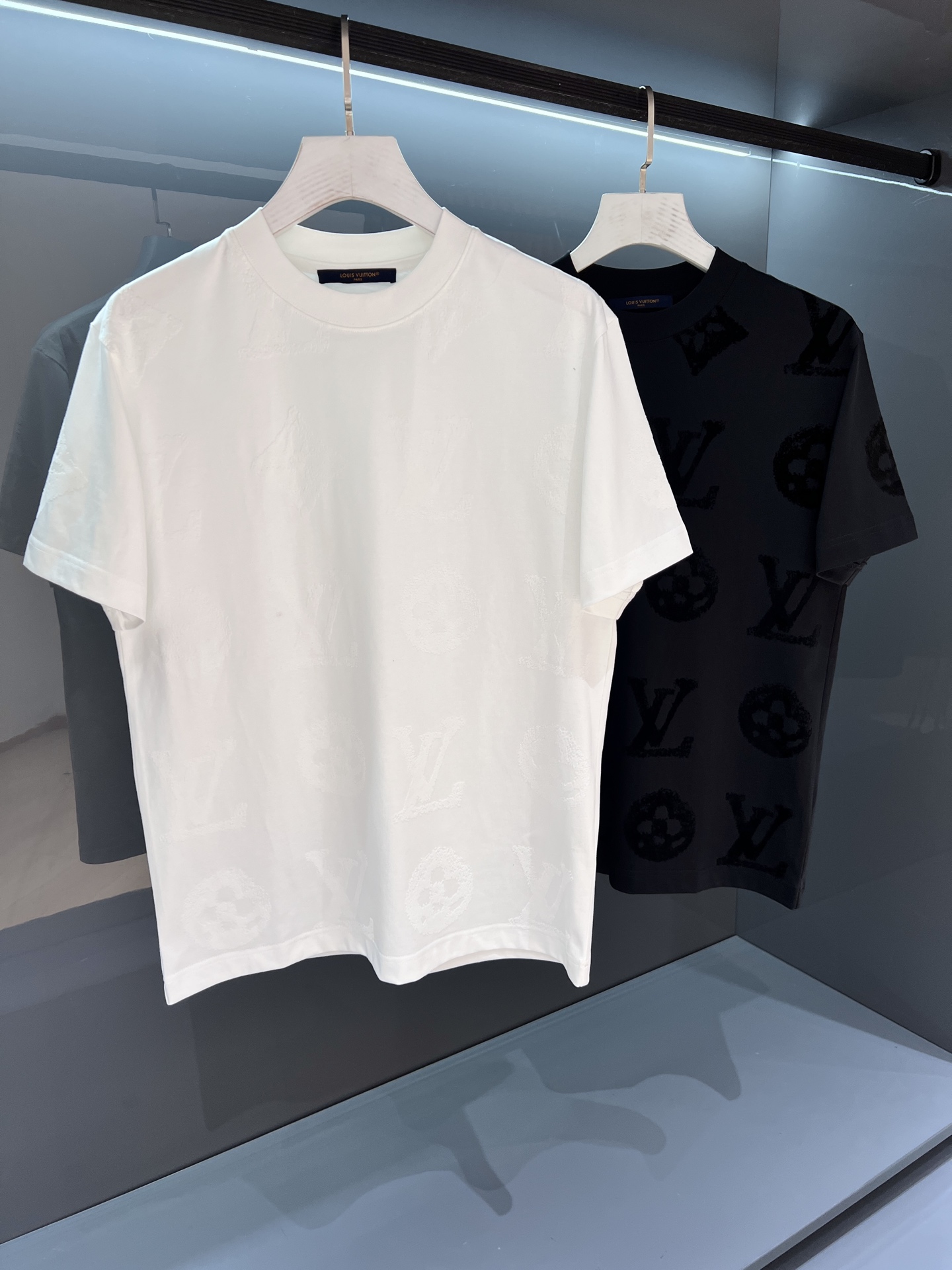 NO:464407,【New Product】JY- 3D flocking, a brilliant new and luxurious style for summer! Products from HK Trading Company 2025SS Spring and Summer Donkey Men's round neck printed short-sleeved T-shirt Fashion new high-end, with sparse products from the channel. The scattered L-shaped characters and 'V' are embroidered with bright yarns, gradually outline the chest with the logo outline. The dense cotton knitted cuts out the classic style, matched with ribbed neckline, flip-effect stitching and back labels. The breathable and comfortable feeling is excellent, and the soft and delicate are even better. The embroidery logo is full and thick texture and feel is unparalleled! The standard cutting design with ease and easy-to-use color white/black Size S/M/L/XL/2XL S shoulder width 44 bust 104 long 68 sleeves 22,,louis vuitton, T-shirt, alexander  wang19860909【新品】JY- 3D植绒 璀璨的时尚夏季新款奢华登场!来自HK贸易公司的产品 2025SS春夏驴 男士圆领印花短袖T 恤 时尚的新高端,渠道货品数量稀少 以鲜明纱线刺绣零星散落的 L 字和 “V ”字,逐渐在胸前勾勒 标识轮廓.密纺棉质针织裁出经典版型,搭配罗纹领口、翻转效果缝线和背后标签 透气舒适感极佳,柔软细腻更为卓越.刺绣logo饱满厚实的质感手感无以比拟!一体成型游刃有余的标准裁剪设计 颜色白色/黑色 尺码S/M/L/XL/2XL S肩宽44胸围104衣长68袖长22,,louis vuitton,T-shirt,alexander wang,Men's clothing