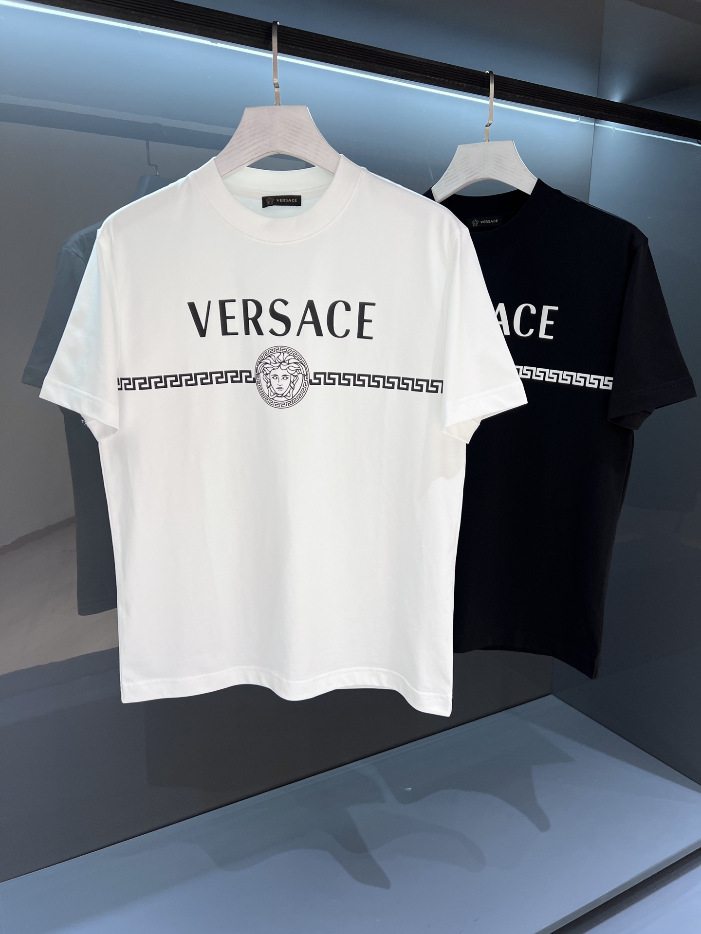 NO:464124,[New Product] Classic round neck 2025SS VERS*CE Vans* Men's Printed Short-Sleeve T-shirt Top Trading Company Product, Heavy High-end Products, Original from Italy, Perfect and First-class Design, A single item with a strong sense of design, bringing fashion aesthetics to the extreme, the iconic element Medusa pattern embellishment is quite artistic, high-end pure cotton material, excellent skin-friendly, in place for details, very unique and clever construction, clean and neat throughout, simple lines, full of style, extraordinary style, and excellent in both single wear and inner wear!  Color white/black Size S/M/L/XL/2XL S Shoulder width 44 bust 102 Long 68 Sleeve length 21, versace, versace, T-shirt, tees, t-shirt, alexander wang19860909【新品】 经典圆领 2025SS VERS*CE范思*男士印花短袖T恤 顶级贸易公司货,重磅高端尖品,意大利原产 品相完美一流 设计感超强的一款单品,将时装美学发挥到极致,标志性元素美杜莎图案印花点缀 相当有意境,高级纯棉材质 亲肤性绝佳,细节设计到位,非常别致巧妙的构建,通体干净利落,线条感简洁,上身型款十足,格调非凡,无论单穿还是内搭都非常出彩！ 颜色白色/黑色 尺码S/M/L/XL/2XL S肩宽44胸围102衣长68袖长21,,versace,versace,T-shirt,tees，t-shirt,alexander wang,Men's clothing