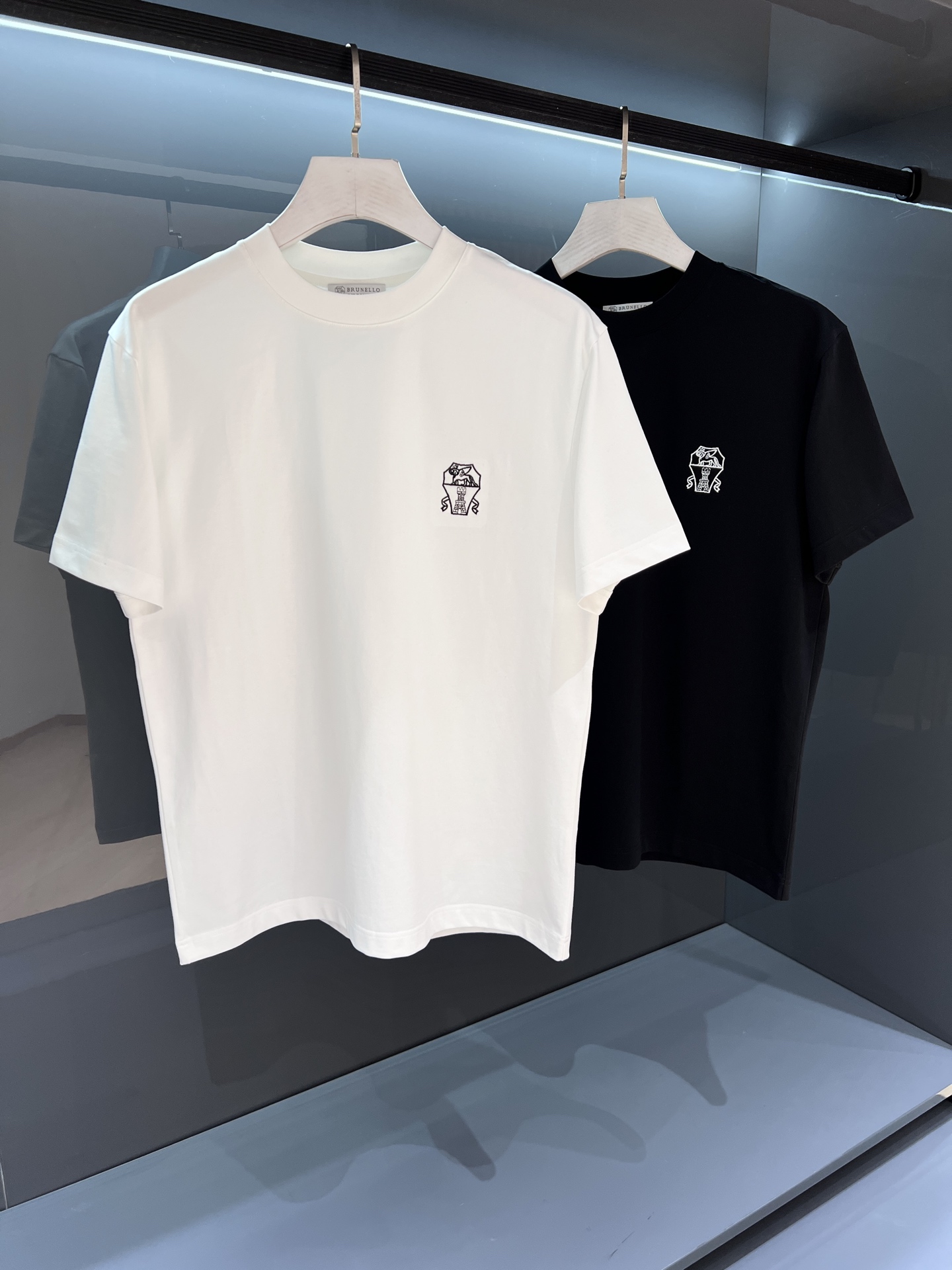NO:468144,【New Product】Boutique Channel Foreign Trade Export Order Brun*llo Cucin*ill 2025SS Men's Business Round Neck Short-Sleeve T-Shirt Every BC's ready-to-wear is a unique luxury style. Simple and elegant high-end quality experience, and the taste that should be worn alone! BC's ready-to-wear focuses on the artistic and exquisite clothing to abandon complexity and burdens, always belongs to BC. It is an important plot of the story, a truly low-key and luxurious work, don't miss it. Color white/black/brown/rotex blue Size S/M/L/XL/2XL M Shoulder width 44 bust 102 Long 67 Sleeve length 21, brunello cucinelli, T-shirt,tees, t-shirt,alexander wang19860909【新品】精品渠道 外贸出口订单Brun*llo Cucin*ill 2025SS 男士商务圆领短袖T恤 BC的每一件成衣都是独一无二的奢品风采.简约大气的高奢品格体验,单穿内搭都是该有的品味! BC的成衣注重服装的艺术性和精良做摒弃繁复累赘一直属于BC. 它是故事的重要情节,真正低调奢华之作,切勿错过. 颜色白色/黑色/棕色/宝蓝色 尺码S/M/L/XL/2XL M肩宽44胸围102衣长67袖长21,,brunello cucinelli,T-shirt,tees，t-shirt,alexander wang,Men's clothing