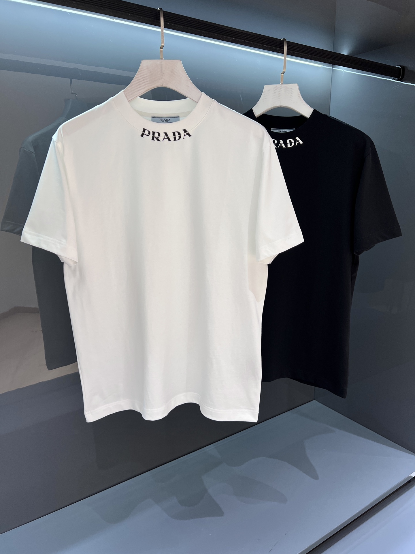 NO:464469,[New Product] Neck letters worth buying. Simple and fashionable style comes from the new beauty works of PD. There are few products in the trade channel!  2025SSPr*da decorative logo design spliced ​​and pressed men's round neck short-sleeved T-shirt Regular straight-cut design, combining personality and fashionable style, and is born extraordinary. The counter is evergreen! Simple and not simple.. It feels soft and has a high comfort in close-fitting. The fashionable and classic logo logo on the chest has replaced the traditional triangle logo, creating a harmonious luxury atmosphere, reinterpreting the basic items and giving them a new meaning, and exquisite details reveal the brand's luxury atmosphere.. Color white/black Size S/M/L/XL/2XL S Shoulder width 44 bust 102 long 68 sleeves 22, T-shirt,tees,t-shirt,alexander wang19860909【新品】领口字母 值得入手 简约时尚格调来自PD的新秀丽作. 贸易渠道货品,为数稀少！ 2025SSPr*da 饰带装饰标识设计拼接压胶男士圆领短袖T恤 常规直裁设计,兼具个性时尚范儿,与生俱来的不平凡.柜台常青款!简约不简单.. 手感柔软,贴身穿着舒适度极高. 胸前装饰时尚经典的Logo标识 取代了传统三角标,营造和谐的奢华时尚气息,重释了基础单品并赋予其崭新含义的态度与考量,精致细节流露品牌高奢气息.. 颜色白色/黑色 尺码S/M/L/XL/2XL S肩宽44胸围102衣长68袖长22,,T-shirt,tees，t-shirt,alexander wang,Men's clothing