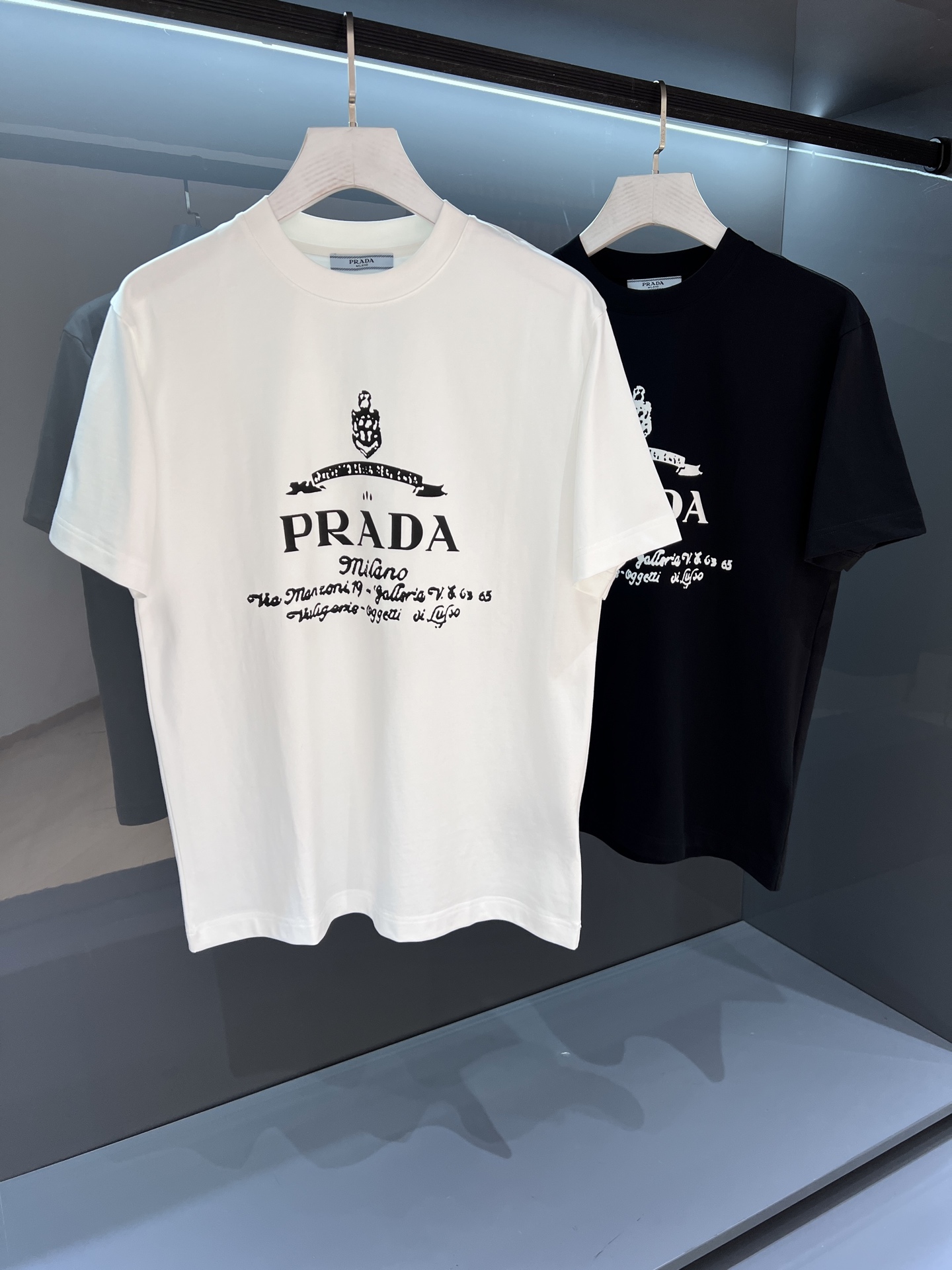 NO:468072,[New Product] Printed round neck letters 2025 summer new product Pr*da Men's round neck printed letter logo Short-sleeved T-shirt. OS design and cut, both personalized and fashionable, and is inherently extraordinary. It is suitable for wearing single-wearing inner wear! The minimalist and casual classic style comes from PD's new beauty, creating the most elegant casual and fashionable atmosphere. Imported customers provide knitted cotton fabrics, with an extraordinary texture experience, and it is not unreasonable to claim that the most suitable for summer environmentally friendly fabrics. Light and breathable, excellent comfort, soft and delicate and more natural. The fixed-woven double-layer ribbed neckline design is designed, and the flat and smooth patch is not easy to deform. Color: white/black Size S/M/L/XL/2XL S Shoulder width 44 bust 102 Long 68 Sleeve length 22, T-shirt,tees, t-shirt,alexander wang19860909【新品】印花圆领字母  2025夏季新品Pr*da 男士圆领印花字母logo 短袖T恤 .OS设计裁剪,兼具个性时尚范儿,与生俱来的不平凡.单穿内搭皆适宜! 极简休闲的经典风格来自PD新秀丽作,铸就最为优雅的休闲时尚气息. 进口客供针织棉面料,非同一般的质感体验,号称最适合夏季的环保面料不是没有道理的.轻盈透气,舒适感极佳,柔软细腻更为自然.定织型的双层罗纹领口设计,平整服贴不易变形 颜色:白色/黑色 尺码S/M/L/XL/2XL S肩宽44胸围102衣长68袖长22,,T-shirt,tees，t-shirt,alexander wang,Men's clothing