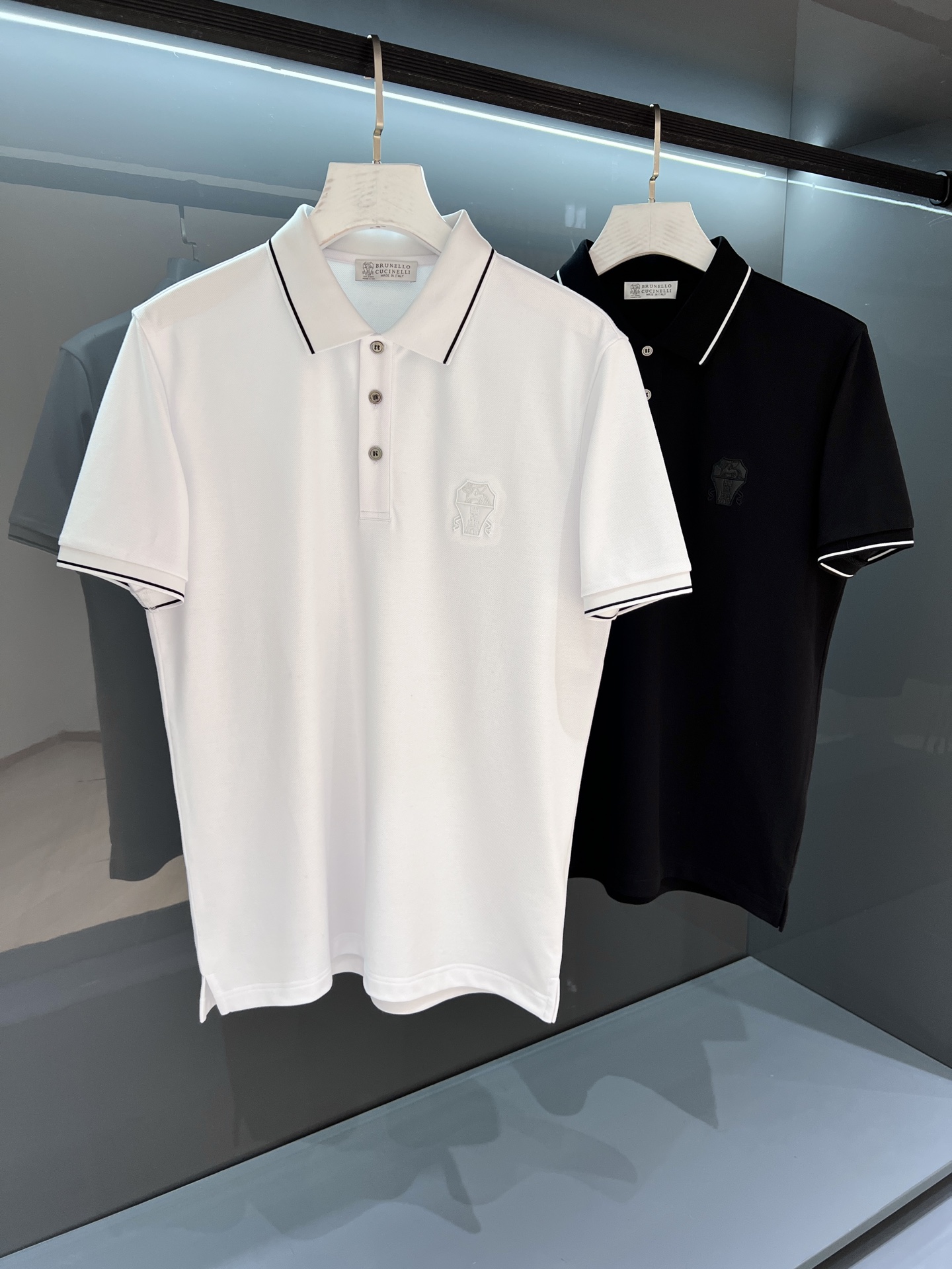 NO:132578,【New Product】 Top luxury brand BC export overseas order SSBrun*llo Cucin*ill Men's fashion lapel Polo shirt short-sleeved T-shirt Every ready-to-wear BC is a unique luxury style. Simple and elegant high-luxury quality experience, and the inner wear alone is the taste! BC's ready-to-wear focuses on the artistic and exquisite clothing to abandon complexity and burdens, always belongs to BC. It is an important plot of the story, a truly low-key and luxurious work, don't miss it. Color white/black Size M/L/XL/2XL/3XL M Shoulder width 43 bust 102 Long 68 Sleeve length 22, brunello cucinelli, T-shirt,tees, t-shirt,alexander wang19860909【新品】顶奢品牌BC 出口海外订单 SSBrun*llo Cucin*ill 男士时尚翻领Polo衫短袖T恤 BC的每一件成衣都是独一无二的奢品风采.简约大气的高奢品格体验,单穿内搭都是该有的品味! BC的成衣注重服装的艺术性和精良做摒弃繁复累赘一直属于BC. 它是故事的重要情节,真正低调奢华之作,切勿错过. 颜色白色/黑色 尺码M/L/XL/2XL/3XL M肩宽43胸围102衣长68袖长22,,brunello cucinelli,T-shirt,tees，t-shirt,alexander wang,Men's clothing