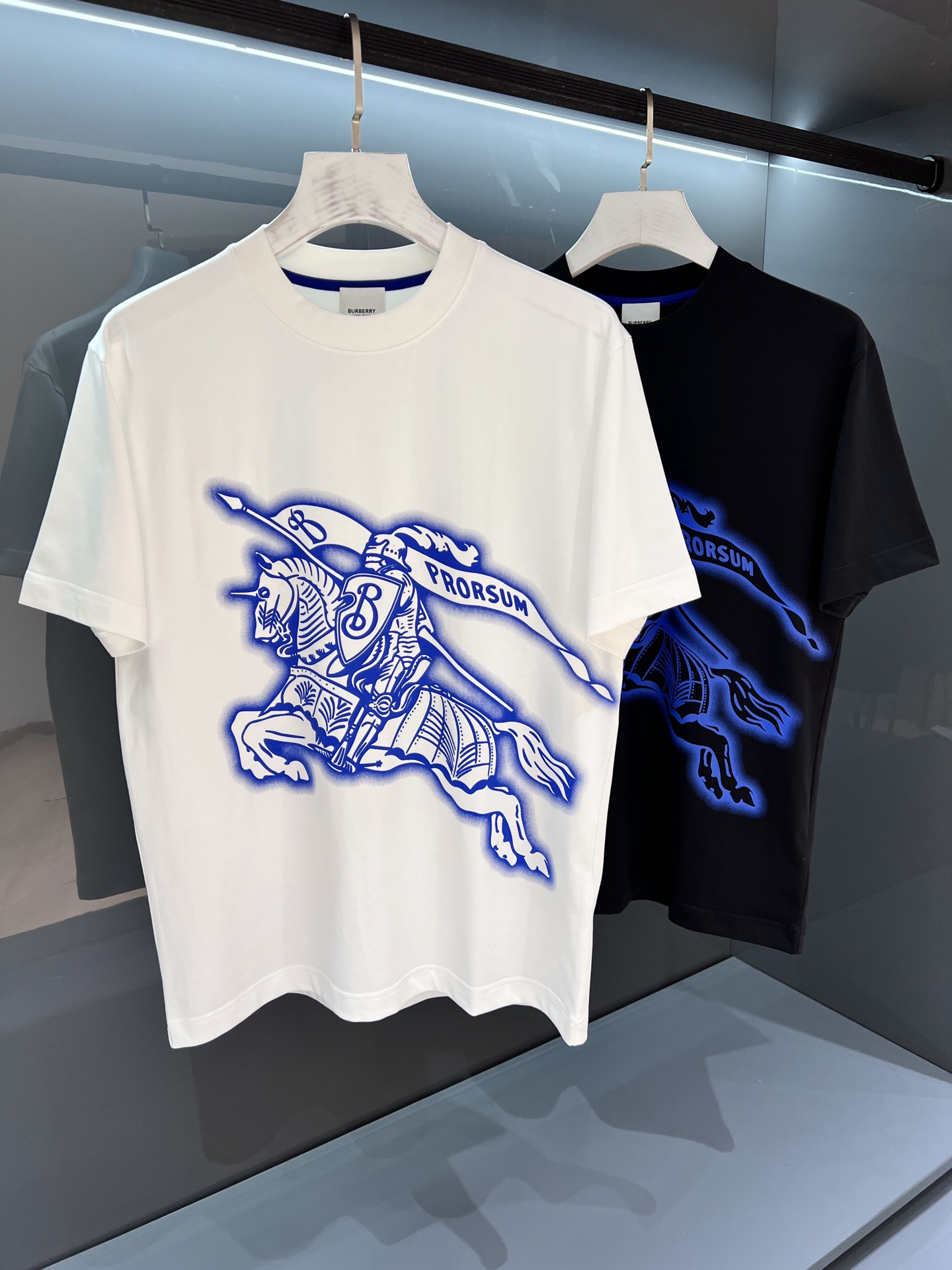 NO:464431,[New Product] War Horse Print 2025SSBur*erry Men's round neck fashion label sports short-sleeved T-shirt. The unique simple and fashionable feeling is never alone, and British fashion still cannot be hidden. Guest-supplied knitted cotton fabrics are made with micro knitted technology. The texture is completely boutique level. Comfortable, breathable, refreshing and versatile. The unique high-craftsmanship color-blocking style opens up the concept of BUR. Interpret the brand's classic inheritance. The brand's new bur classic logo badge will be innovatively derived. The exquisite embroidery craftsmanship reflects the obvious convex effect. The tough and sturdy texture distinguishes traditional offset printing patterns. Color white/black Size S/M/L/XL/2XL S Shoulder width 43 bust 102 Long 68 Sleeves 22, burberry, T-shirt,tees, t-shirt,alexander  wang19860909【新品】战马印花 2025SSBur*erry 男士圆领时尚标运动短袖T恤 独有的简约时尚感从不落单,英伦时尚依旧掩藏不住.客供针织棉面料,经微型针织的工艺技术制作.质地手感完完全全的精品级别.舒适透气清爽百搭.别具一格的高工艺拼色风格开启了BUR的概念传播. 诠释品牌的经典传承.胸前焕然一新的bur经典标识徽章将有创新性的衍生 精湛的刺绣工艺感体现明显的凸感效果.硬朗结实的质感区别传统胶印图案. 颜色白色/黑色 尺码S/M/L/XL/2XL S肩宽43胸围102衣长68袖长22,,burberry,T-shirt,tees，t-shirt,alexander wang,Men's clothing