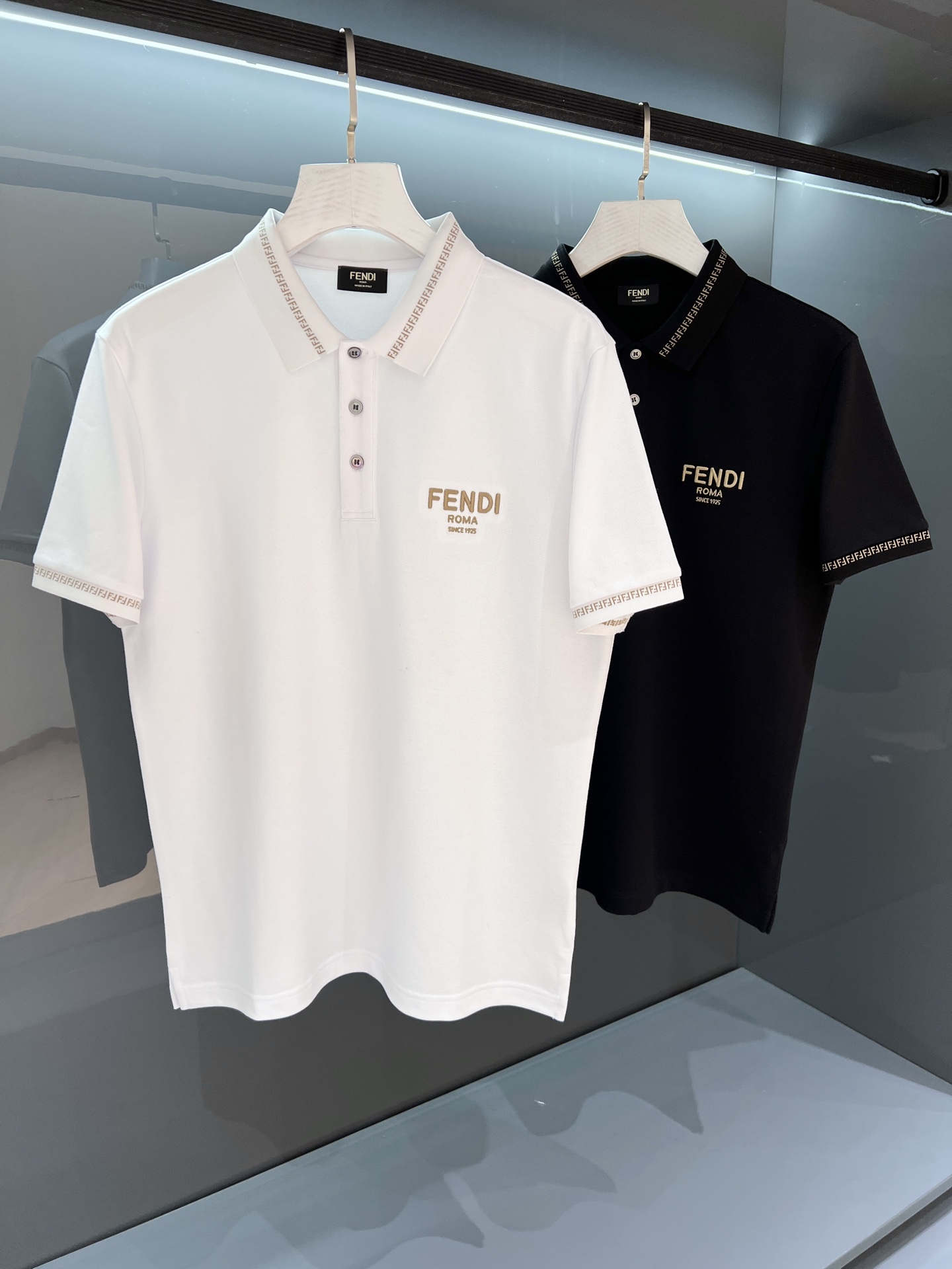 NO:132566,【New Product】Fe*di Embroidery Logo Men's Business Lapel Polo Shirt Simple and Simple Proportional Cut, Fashion and Dynamic Showing Young Vitality. Customized mesh knitted bead floor cotton material, delicate and plump texture is higher than ordinary knitted cotton. Comfortable and breathable, not stuffy. Casual business commuter style, versatile product. The tight rib knitted collar and cuffs are neat and delicate, not easy to deform, making the exquisite detail craftsmanship impeccable! Color: White/Black Size M/L/XL/2XL/3XL M Shoulder width 43 Bust 100 Long 68 Sleeve length 23, alexander wang19860909【新品】夏季新品 Fe*di刺绣 标识男士商务翻领Polo衫 简约精简的比例化裁剪,时尚动感彰显年轻活力. 定制客供网孔针织珠地棉材质,细腻丰润的质感高于普通材质的针织棉.舒爽透气不闷热.休闲商务通勤款,百搭圣品.严密罗纹针织领及袖口工整细致不易变形,将精湛的细节工艺做到了无懈可击! 颜色:白色/黑色 尺码 M/L/XL/2XL/3XL M肩宽43胸围100衣长68袖长23,,alexander wang,Men's clothing