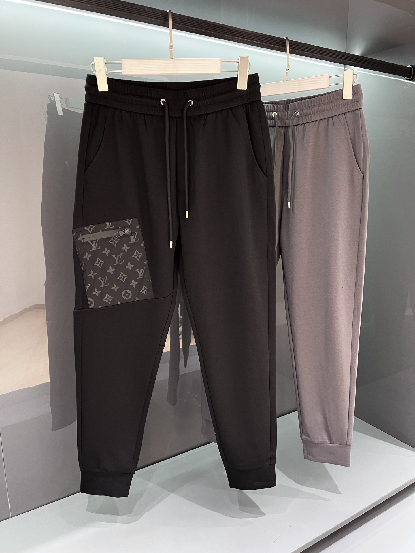 NO:464187,[New Product] Hong Kong foreign company channel goods, high-end Italian OEM, new products for spring and summer in 25 years, Paris show performances!  Exclusive for sale!  Men's sweatpants The essence and genes of the V-den family are retro and fashionable, with very distinctive recognition. They are equipped with iconic metal twisted buttons, fashionable and modern, and show the brand identity in the details and strongly reflect the overall sense of high-end. The invincible beauty is invincible in matching and irreplaceable!  The style is perfectly tailored, the hip lifting effect is excellent, and the slightly elastic design provides an excellent experience for outfits. It has extensive compatibility and is satisfied with various daily outfits. It has a full upper body style and must-have trousers for quality control and V-listing!  Color gray/black Size M-3XL M Waist 80 Cramp 18 Thigh circumference 28.5 Trouser legs 16.5 Trouser length 101,,alexander wang19860909【新品】香港洋行渠道货,高端意大利代工出品,25年春夏新品,巴黎秀场演绎款！独家发售！ 男士运动裤 V登家族的精髓与基因,颇具复古时髦,辨识度非常鲜明,同时搭载标志性金属扭曲纽扣,时髦而摩登,于细节之处即彰显了品牌身份又强烈体现出整体高级感 无敌的漂亮,在搭配上所向披靡,无可替代！ 版型剪裁完美,提臀修身效果绝佳,略带弹性设计,为穿搭提供绝佳体验,兼容性广泛,满足于日常各种穿搭,上身型款十足,于品质控及V登迷控者必入型裤装！ 颜色灰色/黑色 尺码M-3XL M码 腰围80 裤裆18 大腿围28.5 裤脚16.5 裤长101,,alexander wang,Men's clothing