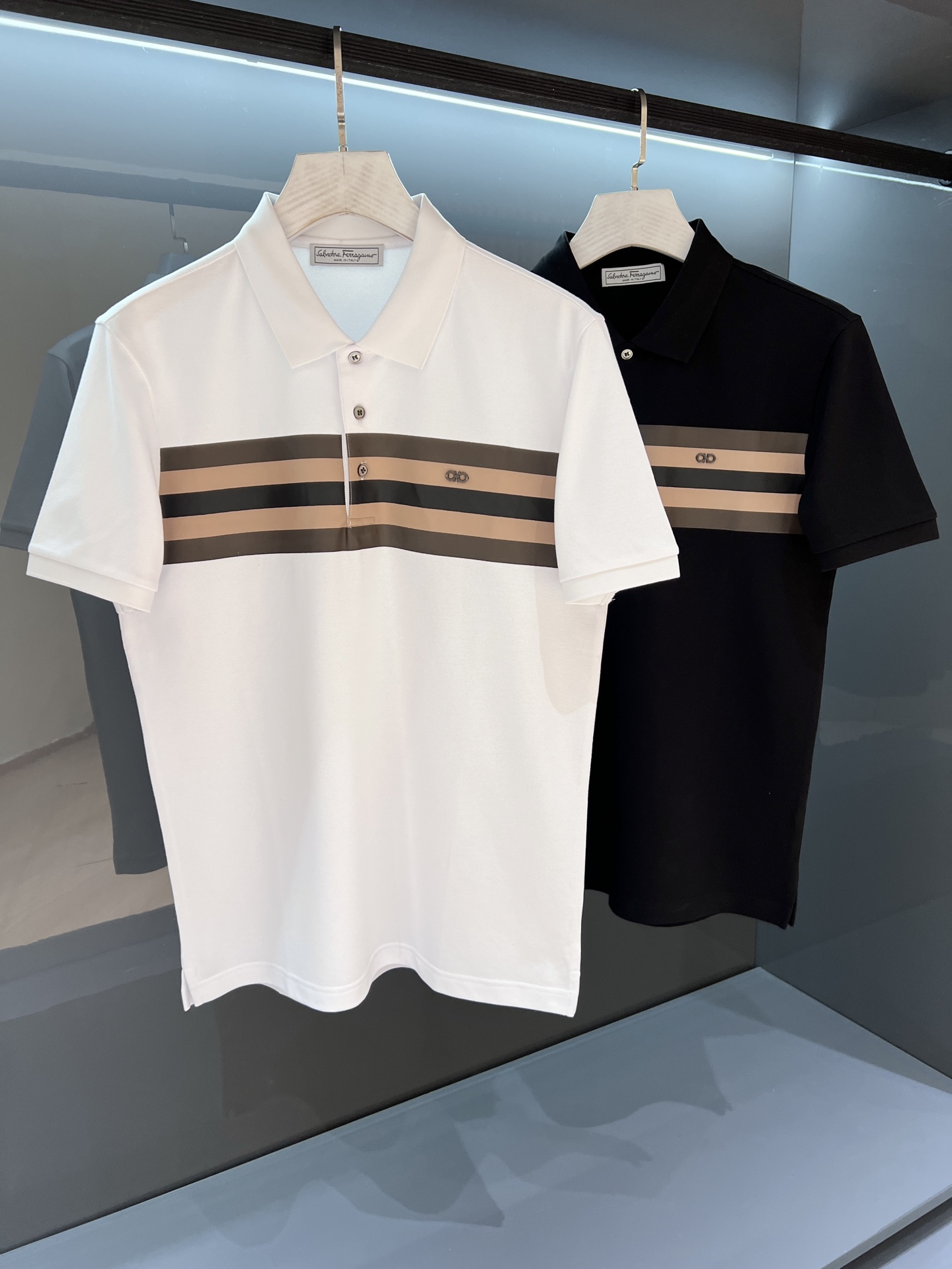 NO:467999,[New Product] Fella*Mu counter is released simultaneously. There are few products in the trade channel!  2025SS spring and summer new product Fila*Men's business casual fashion decorative logo design lapel short-sleeved T-shirt. Regular straight-cut design, with a unique and fashionable style, and is born extraordinary. Evergreen counter style! Simple and not simple.. Pioneer fabric, customer-supplied poplin fine bead floor mesh mercerized cotton knitted elastic cotton. The front and back splicing pressing complement each other, bringing the brand style to the front and back, adhering to the simple and gorgeous style. The feel is soft!  Reinterpret the attitude and consideration of basic items and giving them new meanings, exquisite details reveal the brand's luxury atmosphere... Color white/black Size M/L/XL/2XL/3XL M Shoulder width 43 Bust 102 Long 68 Sleeve length 22, T-shirt,tees,t-shirt,alexander wang19860909【新品】 菲拉*慕柜台同步发售 贸易渠道货品,为数稀少！ 2025SS春夏新品 菲拉*慕 男士商务休闲时尚饰带装饰标识设计翻领短袖T恤 常规直裁设计,兼具个性时尚范儿,与生俱来的不平凡.柜台常青款!简约不简单.. 面料先锋,客供府绸细珠地网眼丝光棉针织弹力棉.前后拼接压胶相辅相成,将品牌格调跃然眼前,秉承简约华美格调.手感柔软！ 重释了基础单品并赋予其崭新含义的态度与考量,精致细节流露品牌高奢气息.. 颜色白色/黑色 尺码M/L/XL/2XL/3XL M肩宽43胸围102衣长68袖长22,,T-shirt,tees，t-shirt,alexander wang,Men's clothing