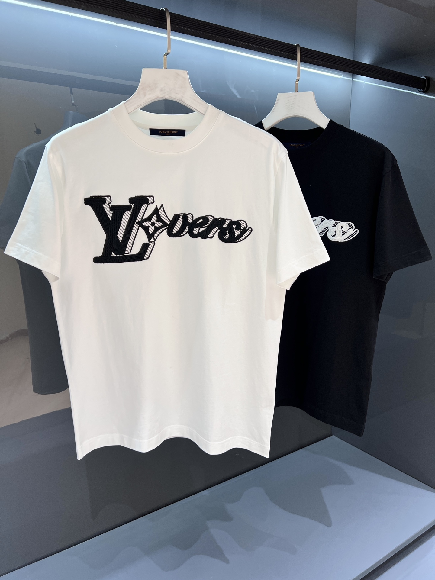 NO:468132,[New Product] 2025SSV printed embroidered logo letter round neck OS short-sleeved T-shirt with brand iconic elements as the design feature, fashionable and elegant and charming item. It has achieved the most popular and trendy icon... Imported Italian fine imitation cotton fabric, soft and delicate, comfortable and breathable on the upper body, equipped with a high process of standardized cutting, so that the shape is really rare! The front is decorated with a new barcode and the 'Donkey Brand' logo. The colorful Monogram letter pattern is revealed. Create a fashionable and fashionable atmosphere! It adopts Italian active coloring hot-melting printing fancy craftsmanship, with delicate and full texture and flawless color. Perfect work... Color white/black Size S/M/L/XL/2XL S Shoulder width 46 bust 104 clothes 68 sleeves 22,,louis  vuitton, T-shirt,tees, t-shirt,alexander wang19860909【新品】 2025SSV登印花刺绣标识字母圆领OS短袖T恤 以品牌标志性的元素做为设计特色,时尚高雅魅力的单品.成就最火最潮的icon... 进口意大利精仿棉面料,手感柔软细腻上身舒适透气,配备了标准化裁剪的高工艺流程才得以造型实为难得! 正面点缀全新条形码与“驴牌”标识即现的缤纷Monogram字母大图案. 营造潮流时尚的氛围效果!采用采用意大利活性着色热熔印花式工艺,纹理细腻饱满,色泽艳丽无暇.完美之作…… 颜色白色/黑色 尺码S/M/L/XL/2XL S肩宽46胸围104衣长68袖长22,,louis vuitton,T-shirt,tees，t-shirt,alexander wang,Men's clothing