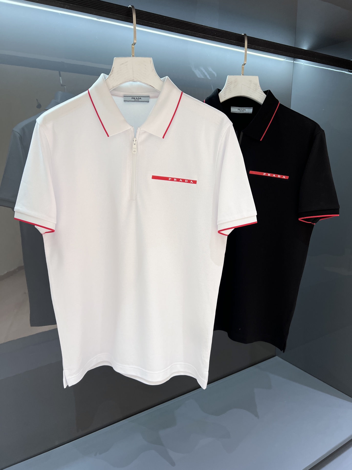 NO:467975,[New Product] PD's new beauty works are released simultaneously at the counter. There are few products in the trade channel!  2025SS Spring and Summer New Product Pr*da Men's Business and Casual Fashion Decorative Logo Design Lapel Short-Sleeve T-shirt Regular Direct-cut Design, combining personality and fashion style, and is born extraordinary. Evergreen style on the counter! Simple and not simple.. Pioneer fabric, customer-supplied poplin thin bead mesh mercerized cotton knitted elastic cotton. Front and back splicing and pressing glue complement each other, bringing the brand style to the front and back, adhering to the simple and gorgeous style. It feels soft and has a high comfort in the body. The fashionable and classic logo logo on the chest replaces the traditional triangle logo, creating a harmonious luxury atmosphere, reinterpreting the basic items and giving them a new meaning, and exquisite details reveal the brand's luxury atmosphere.. Color white/black Size M/L/XL/2XL/3XL  M shoulder width 43 bust 102 clothes length 68 sleeve length 22, T-shirt,tees,t-shirt,alexander wang19860909【新品】 柜台同步发售 PD的新秀丽作. 贸易渠道货品,为数稀少！ 2025SS春夏新品 Pr*da 男士商务休闲时尚饰带装饰标识设计翻领短袖T恤 常规直裁设计,兼具个性时尚范儿,与生俱来的不平凡.柜台常青款!简约不简单.. 面料先锋,客供府绸细珠地网眼丝光棉针织弹力棉.前后拼接压胶相辅相成,将品牌格调跃然眼前,秉承简约华美格调.手感柔软,贴身穿着舒适度极高.胸前装饰时尚经典的Logo标识 取代了传统三角标,营造和谐的奢华时尚气息,重释了基础单品并赋予其崭新含义的态度与考量,精致细节流露品牌高奢气息.. 颜色白色/黑色 尺码M/L/XL/2XL/3XL M肩宽43胸围102衣长68袖长22,,T-shirt,tees，t-shirt,alexander wang,Men's clothing