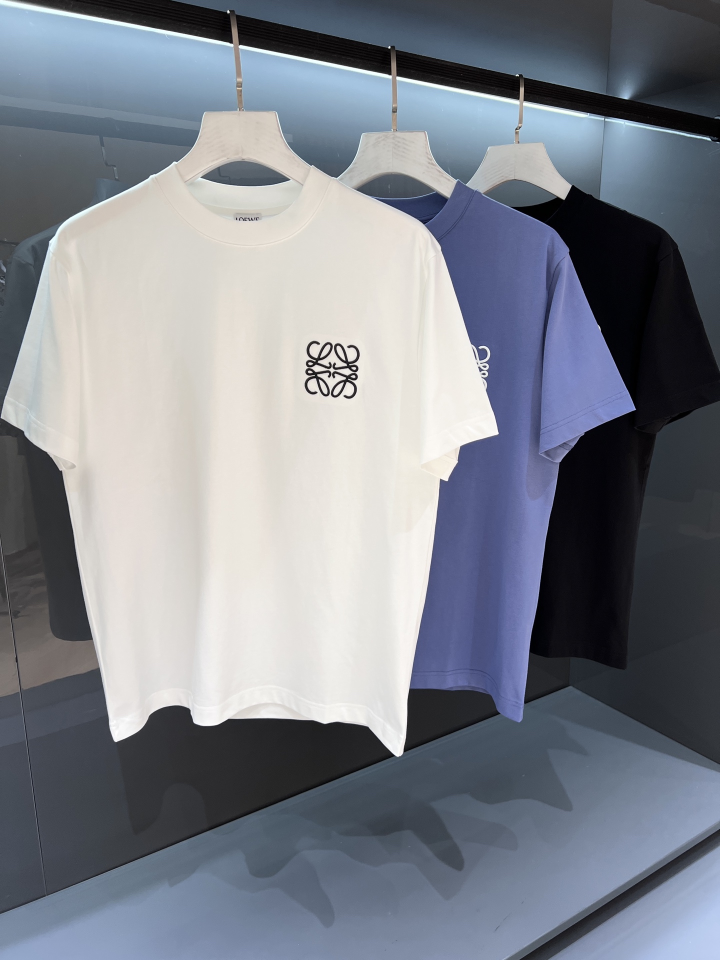 NO:468164,【New Product】A new way to interpret exquisite craftsmanship, luxurious encounters vibrant lines 2025SS Spring and summer new product Lo*we couple embroidered leather round neck short-sleeved T-shirt The latest color has the latest fashion! The unique color charm infinitely extends the unique charm of trendy fashion. Customer-supplied worsted island cotton has the characteristics of the weaving cotton surface that is more delicate and has no scattered flaws, breathable and comfortable, and soft and delicate. The ribbed collar ring workwear is delicate, the background color adopts a spray-painted design, highlighting the three-dimensional fashion sense, highlighting the new style that is brilliant... Color white/blue/black Size S/M/L/XL/2XL S Shoulder width 43 bust 102 Long 67 Sleeve length 22, T-shirt,tees,t-shirt,alexander wang19860909【新品】 全新方式演绎精湛工艺,奢华的邂逅充满活力的线条 2025SS 春夏新品 Lo*we 情侣款刺绣皮质圆领短袖T恤 最新配色拥有最新的时尚!独特的色彩魅力无限延伸了潮流时装的别样韵味. 客供精纺海岛棉,特点在于织造棉面更为细腻无任何零散瑕疵,着身透气舒适,手感柔软细腻. 罗纹领圈工装细致,底色采用喷绘式设计,彰显立体时尚感,突出出镜出彩的全新风格… 颜色白色/蓝色/黑色 尺码S/M/L/XL/2XL S肩宽43胸围102衣长67袖长22,,T-shirt,tees，t-shirt,alexander wang,Men's clothing