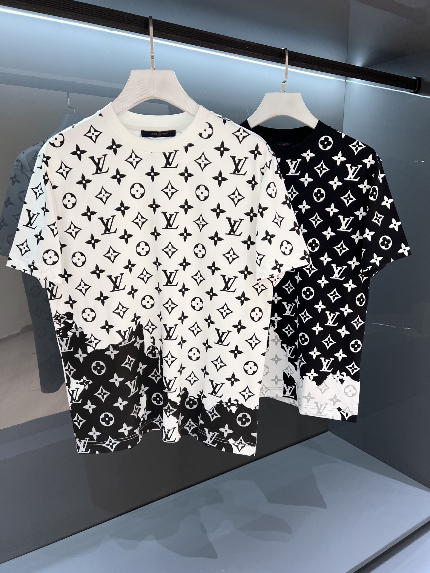 NO:158995,【New Product】 Full Flower logo SSV embroidered logo letter round neck OS short-sleeved T-shirt with brand iconic elements as the design feature, fashionable and elegant and charming item. It has achieved the most popular and trendy icon... Imported Italian fine imitation cotton fabric, soft and delicate, comfortable and breathable on the upper body, equipped with a high process of standardized cutting, so that the shape is really rare! The front is decorated with a new barcode and the 