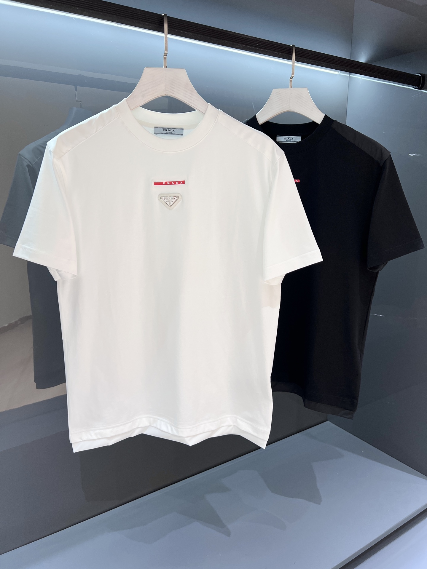 NO:158992,[New Product] Hem splicing is worth buying. Simple and fashionable style comes from the new beauty works of PD. There are few products in the trade channel!  SSPr*da decorative logo design spliced ​​and pressed men's round neck short-sleeved T-shirt. Regular straight-cut design, with a unique and fashionable style, and is born extraordinary. The counter is evergreen! Simple and not simple.. It feels soft and has a very comfortable fit. The fashionable and classic logo logo on the chest is replaced by the traditional triangle logo, creating a harmonious luxury atmosphere, reinterpreting the basic items and giving them a new meaning, and exquisite details reveal the brand's luxury atmosphere.. Color white/black Size S/M/L/XL/2XL S Shoulder width 44 bust 102 long 68 sleeves 22, T-shirt,tees,t-shirt,alexander wang19860909【新品】 下摆拼接 值得入手 简约时尚格调来自PD的新秀丽作. 贸易渠道货品,为数稀少！ SSPr*da 饰带装饰标识设计拼接压胶男士圆领短袖T恤 常规直裁设计,兼具个性时尚范儿,与生俱来的不平凡.柜台常青款!简约不简单.. 手感柔软,贴身穿着舒适度极高. 胸前装饰时尚经典的Logo标识 取代了传统三角标,营造和谐的奢华时尚气息,重释了基础单品并赋予其崭新含义的态度与考量,精致细节流露品牌高奢气息.. 颜色白色/黑色 尺码S/M/L/XL/2XL S肩宽44胸围102衣长68袖长22,,T-shirt,tees，t-shirt,alexander wang,Men's clothing