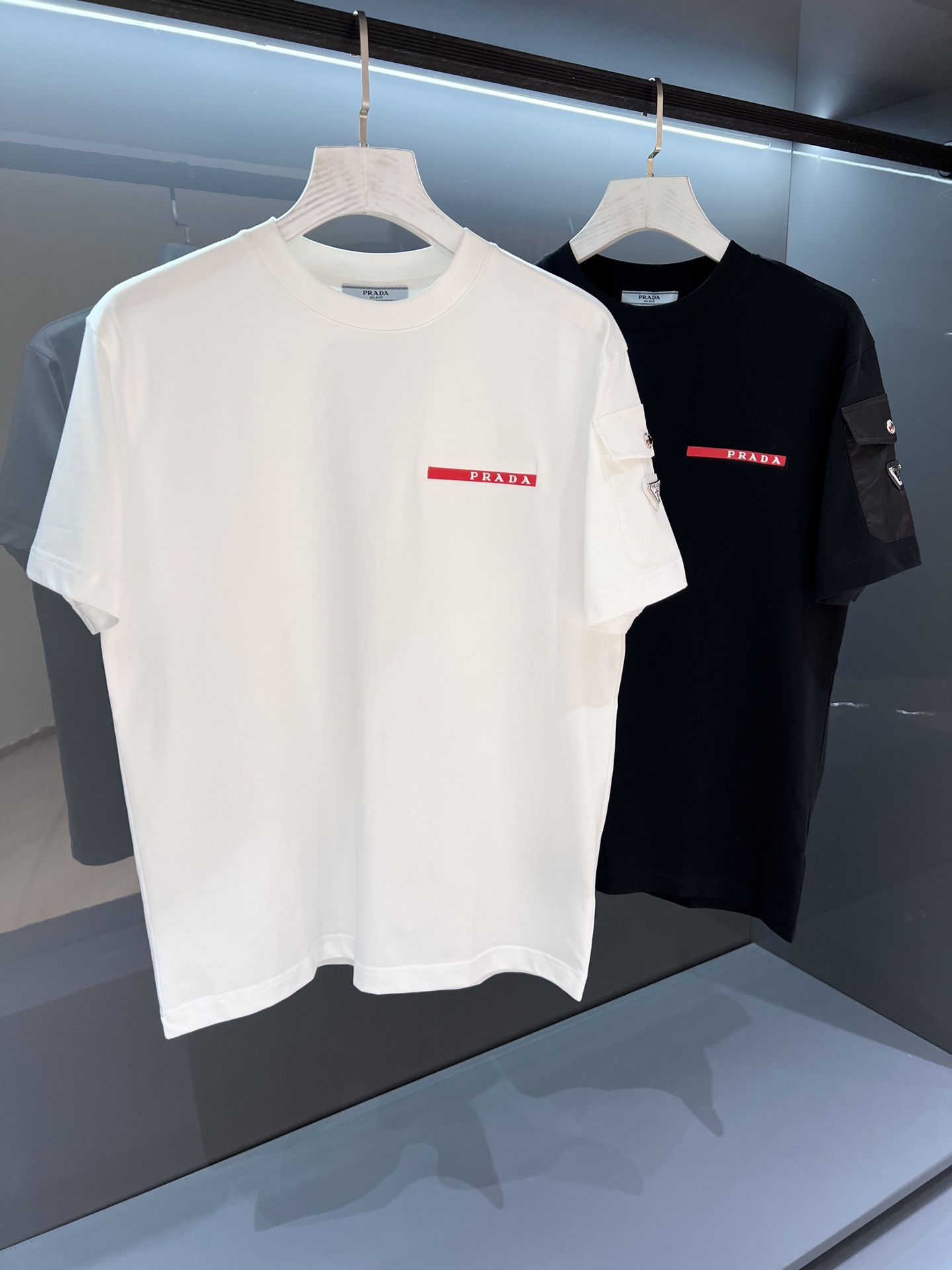 NO:159014,[New Product] Sleeve Pocket Simple and Fashionable Style from PD's New Beauty Works. Trade Channel Products are rare!  SSPr*da decorative logo design spliced ​​and pressed men's round neck short-sleeved T-shirt. Regular straight-cut design, with a unique and fashionable style, and is born extraordinary. The counter is evergreen! Simple and not simple.. It feels soft and has a very comfortable fit. The fashionable and classic logo logo on the chest is replaced by the traditional triangle logo, creating a harmonious luxury atmosphere, reinterpreting the basic items and giving them a new meaning, and exquisite details reveal the brand's luxury atmosphere.. Color white/black Size S/M/L/XL/2XL S Shoulder width 44 bust 102 long 68 sleeves 22, T-shirt,tees,t-shirt,alexander wang19860909【新品】 袖臂口袋 简约时尚格调来自PD的新秀丽作. 贸易渠道货品,为数稀少！ SSPr*da 饰带装饰标识设计拼接压胶男士圆领短袖T恤 常规直裁设计,兼具个性时尚范儿,与生俱来的不平凡.柜台常青款!简约不简单.. 手感柔软,贴身穿着舒适度极高. 胸前装饰时尚经典的Logo标识 取代了传统三角标,营造和谐的奢华时尚气息,重释了基础单品并赋予其崭新含义的态度与考量,精致细节流露品牌高奢气息.. 颜色白色/黑色 尺码S/M/L/XL/2XL S肩宽44胸围102衣长68袖长22,,T-shirt,tees，t-shirt,alexander wang,Men's clothing