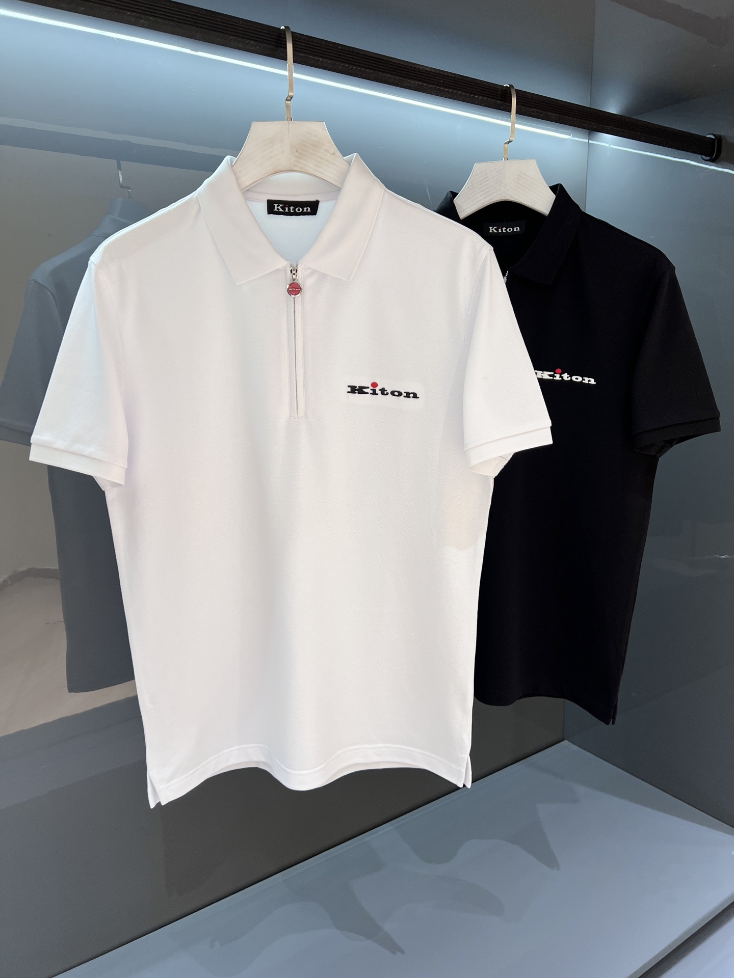 NO:468039,[New Product] Channel Order Kit*n ​​Men's Polo Lapels' Strong Show Style... 2025SS Polo Polo Shirt Men's Lapel Short Sleeve T-shirt Fashion New High-end, with few channels of goods. Material: Material: Customer-supplied special mesh fiber bead flooring fabric, which is breathable and comfortable, and is soft and delicate. It is different from the rough texture of traditional chromosomal bead flooring cotton. Craftsmanship: The iconic logo embroidery logo on the chest is full and thick, and the feel is incomparable! Details: Integrated molding and easy-to-use standard cutting design. The placket adopts a new disc-shaped buckle, with bright colors and clear colors, and the stamped logo is clearly visible. The real customer-supplied auxiliary materials are also extremely scrapped. Fashion makes the Polo shirt more fashionable and casual. Color white/black  Size: M/L/XL/2XL/3XL M Shoulder width 44 bust 102 Long 68 Sleeve length 22, T-shirt,tees,t-shirt,alexander wang19860909【新品】渠道订单 Kit*n 男士 Polo翻领的力顶秀作款... 2025SS马球Polo衫男士翻领短袖T恤 时尚的新高端,渠道货品数量稀少.材质 :材质:客供专用网孔纤维珠地棉面料,透气舒适感极佳,柔软细腻更为卓越. 区别于传统染色体珠地棉的粗糙质感.工艺:胸口标志性的Logo刺绣Logo饱满厚实的质感手感无以比拟!细节 :一体成型游刃有余的标准裁剪设计.门襟采用全新的圆盘型饰扣,色泽璀璨鲜明,冲刻印记Logo清晰可见.真正的客供级辅料,压制而成的报废率也是极高.潮流时尚让Polo衫更具时尚休闲. 颜色白色/黑色 尺码:M/L/XL/2XL/3XL M肩宽44胸围102衣长68袖长22,,T-shirt,tees，t-shirt,alexander wang,Men's clothing