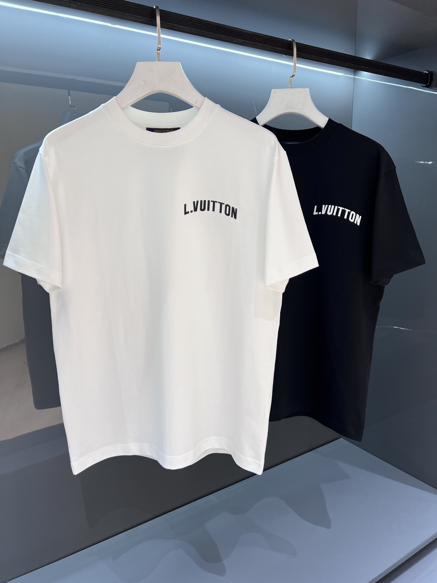 NO:158991,【New Product】Slippery SSV embroidered logo letter round neck OS short-sleeved T-shirt with brand iconic elements as the design feature, fashionable and elegant and charming item. It has achieved the most popular and trendy icon... Imported Italian fine imitation cotton fabric, soft and delicate, comfortable and breathable on the upper body, equipped with a high process of standardized cutting, so that the shape is really rare! The front is decorated with a new barcode and the 