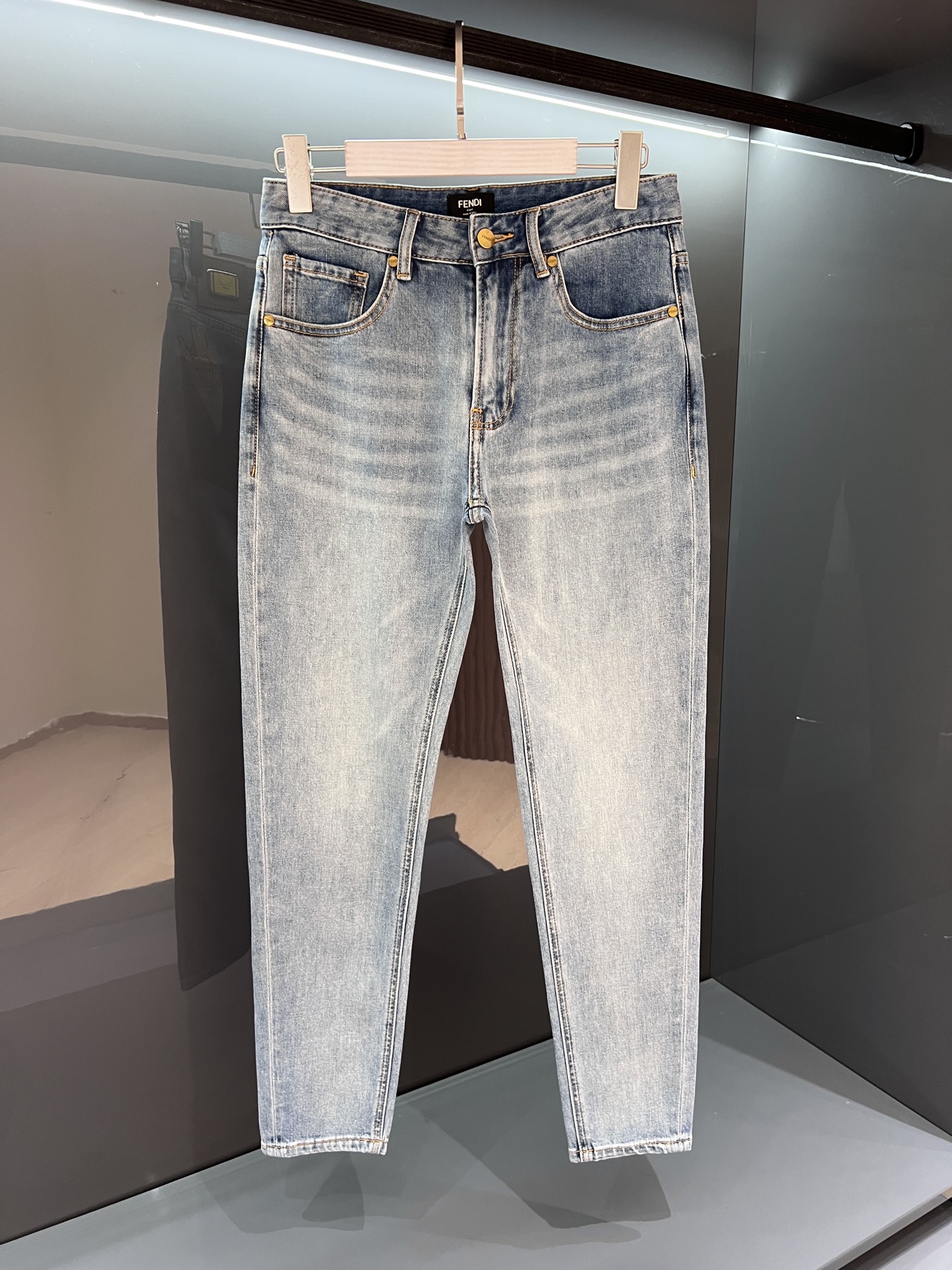 NO:464220,[New Product] FD Jeans 25SS Spring and Summer New Products Men's Washed Retro Charming Fashion Casual Jeans A must-have for men who pursue perfectionism! Slim fit!  !  !  Trade channel factory goods, retro washing, invincible cutting design, breaking the formality of traditional plain colors! The upright and tough and handsome shape is practical and delicate, Japanese Denim color woven denim fabric!  Made through pulping and dyeing technology, creating denim. Twill embryo cloth is compacted with anti-shrinkage finish, shrinkage rate is smaller than that of ordinary jeans, the texture is tighter and thicker, and the weaving marks are clearly visible. Professional Selvedge edge locking process, threading is made using sewing twisting machine to perform a series of process production processes of splicing and overlapping edge sewing. It is a natural and fashionable cutting design. Different from ordinary cow products! Light blue color Size: 29/30/31/32/33/34/36/38 30 waist circumference 78 hip circumference 98 crotch 26 trousers length 100 trousers legs 14,,louis vuitton,jeans,alexander wang19860909【新品】FD 牛仔裤 25SS春夏新品 男士水洗复古魅力时尚休闲牛仔裤 追求完美主义的男人必备款!修身款！！！ 贸易渠道工厂货品,复古水洗 无敌性的裁剪设计,打破传统素色的正式感!挺拔硬朗帅气的造型实之做工精致细腻 日本Denim色织牛仔面料！经过浆染工艺制作而成,打造牛仔.斜纹胚布经防缩整理,缩水率比一般牛仔裤要小,质地更加紧密厚实,织纹依迹清晰可见.专业Selvedge锁边工艺制作,走线运用缝纫捻线缉机进行了拼接重叠锁边缝制的一系列工艺制作流程.浑然天成一体式潮流时尚的裁剪造型设计. 区别于一般的牛品! 颜色浅蓝色 尺码:29/30/31/32/33/34/36/38 30腰围78臀围98裤裆26裤长100裤脚14,,louis vuitton,jeans,alexander wang,Men's clothing