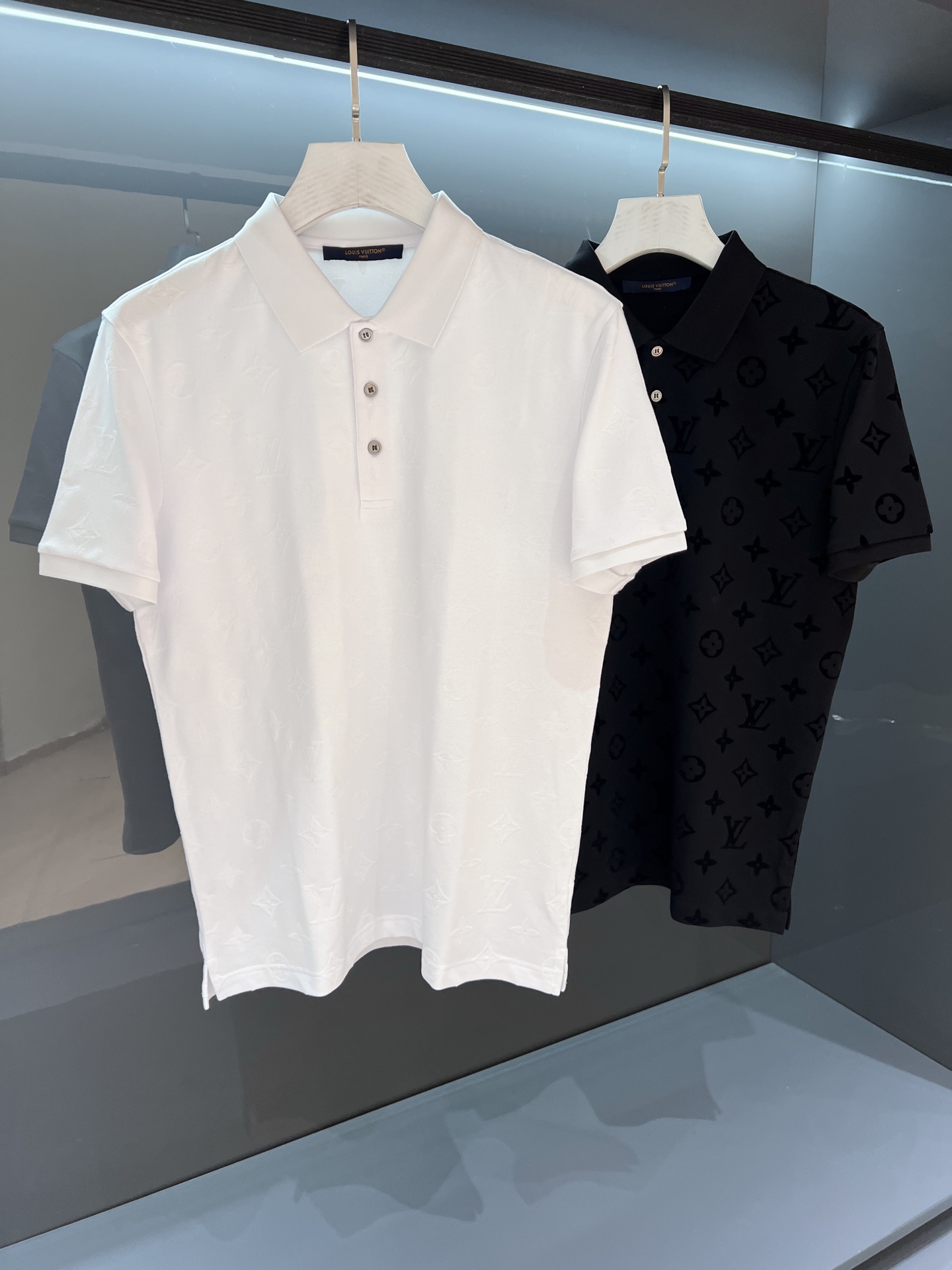 NO:468004,[New Product] Manhua Order from HK Trading Company Channel!  Men's Polo lapels's Strength Show style... 2025 Summer Donkey Classic Polo Polo Shirt Men's Lapel Short Sleeve T-shirt Fashion New High-end, with few channels of goods. Material: Material: Customer-supplied special mesh fiber bead flooring fabric, which is breathable and comfortable, and is soft and delicate. It is different from the rough texture of traditional chromosomal bead flooring cotton. Craftsmanship: The iconic logo embroidery logo on the chest is full and thick, and the feel is incomparable! Details: Integrated molding and easy-to-use standard cutting design. The placket adopts a new disc-shaped buckle, with bright colors and clear colors, and the stamped logo is clearly visible. The real customer-supplied auxiliary materials are also extremely scrapped. Fashion makes the Polo shirt more fashionable and casual. Color white/black Size: M/L/XL/2XL/3XL  M shoulder width 44 bust 100 clothes length 68 sleeve length 22, louis vuitton, T-shirt,tees, t-shirt,alexander wang19860909【新品】满花 来自HK贸易公司渠道订单！男士 Polo翻领的力顶秀作款...2025夏季驴经典马球Polo衫男士翻领短袖T恤 时尚的新高端,渠道货品数量稀少.材质:材质:客供专用网孔纤维珠地棉面料,透气舒适感极佳,柔软细腻更为卓越.区别于传统染色体珠地棉的粗糙质感.工艺:胸口标志性的Logo刺绣Logo饱满厚实的质感手感无以比拟!细节:一体成型游刃有余的标准裁剪设计.门襟采用全新的圆盘型饰扣,色泽璀璨鲜明,冲刻印记Logo清晰可见.真正的客供级辅料,压制而成的报废率也是极高.潮流时尚让Polo衫更具时尚休闲. 颜色白色/黑色 尺码:M/L/XL/2XL/3XL M肩宽44胸围100衣长68袖长22,,louis vuitton,T-shirt,tees，t-shirt,alexander wang,Men's clothing