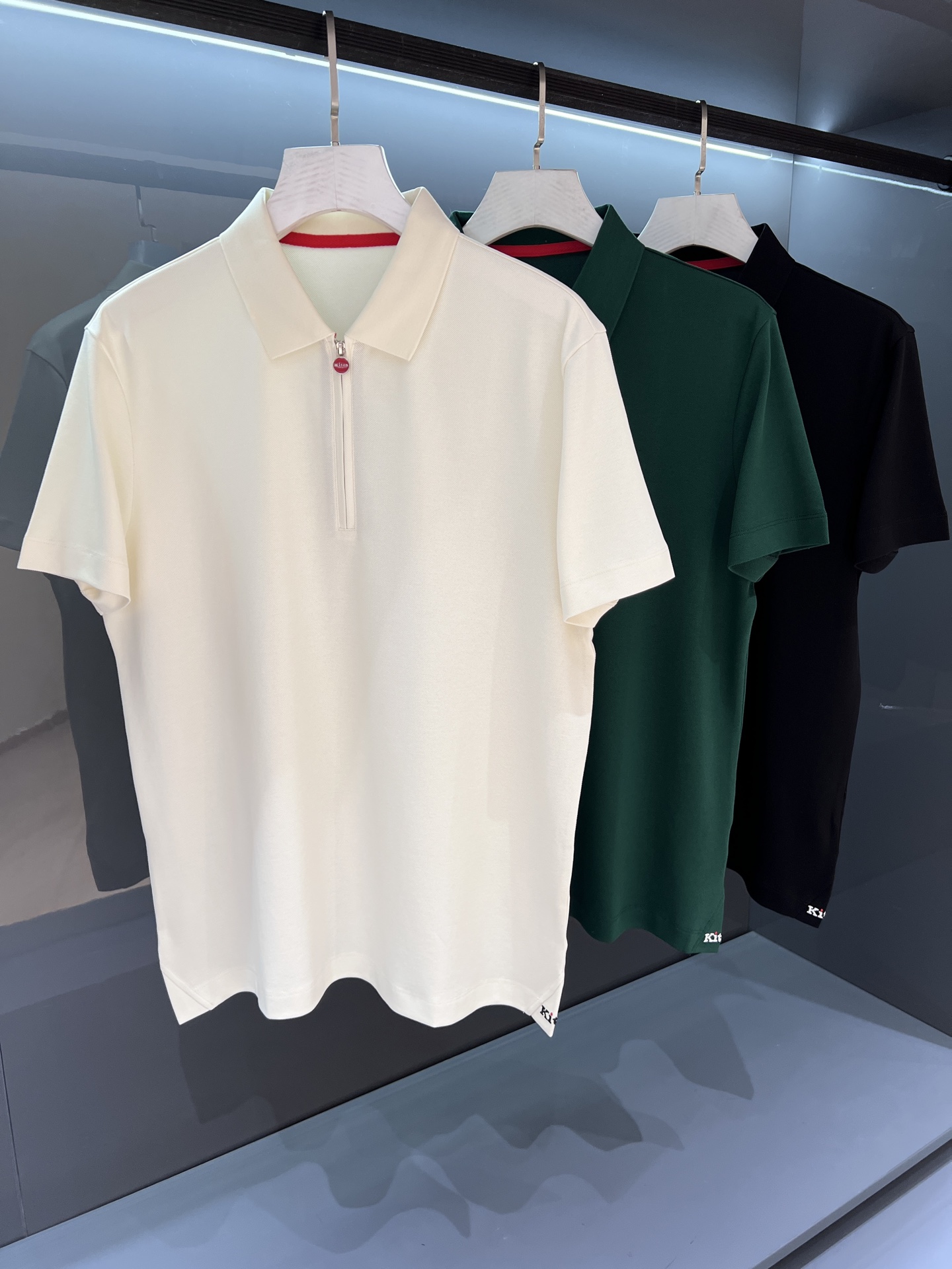 NO:152348,【New Product】Ki*T men's high-end business casual short-sleeved POLO shirt, trading company channel goods, original Italian production!  !  !  New products in early spring in 25 years, classic and luxurious work!  !  The appearance is perfect!  !  The overall design style follows the Ki family genes, the classic aristocratic old Qian style, and is quite exquisite in fabric selection and craftsmanship. It is low-key and luxurious, elegant and noble. Every detail proves the brand's own sense of luxury!  The iconic button accessories inject a subtle sense of fashion into the overall shape, the details show taste and give full embellishment. At the same time, the chest is decorated with an iconic brand logo, which is perfectly presented using exquisite embroidery craftsmanship, which strongly demonstrates identity and image!  The upper body has a capable and neat effect, a combination of style, elegant and intellectual, and it is easy to highlight the temperament, full of gentlemanly style, and the urban high-end elite petty-business and leisure are perfect!  It is a versatile and practical POLO shirt with excellent wearability!  Color beige/green/black Size M-3XL M Shoulder width 43 Bust 100 Long 67 Sleeve length 21, T-shirt, alexander wang19860909【新品】Ki*T 男士高端商务休闲短袖POLO衫,贸易公司渠道货,意大利原厂出品！！！ 25年早春新品,经典奢华之作！！品相完美如斯！！ 整体的设计风格沿袭了Ki家族基因,经典贵族老钱风,在面料选取和工艺方面都相当考究,低调且奢华,优雅且高贵,每一个细节都在力证品牌自身的高级感！ 标志性纽扣配饰为整体造型注入了微妙的时尚感,细节之处彰显品位,十足的加分点缀,同时胸前饰有标志性品牌标识,运用精美刺绣工艺完美呈现,有力标榜了身份与形象！ 上身效果干练利落,型格兼具,优雅且知性,极易凸显出气质,绅士范十足,都市高端精英小资商务与休闲完美兼备！属于百搭实穿性极好的一款POLO衫！ 颜色米黄色/绿色/黑色 尺码M-3XL M肩宽43胸围100衣长67袖长21,,T-shirt,alexander wang,Men's clothing