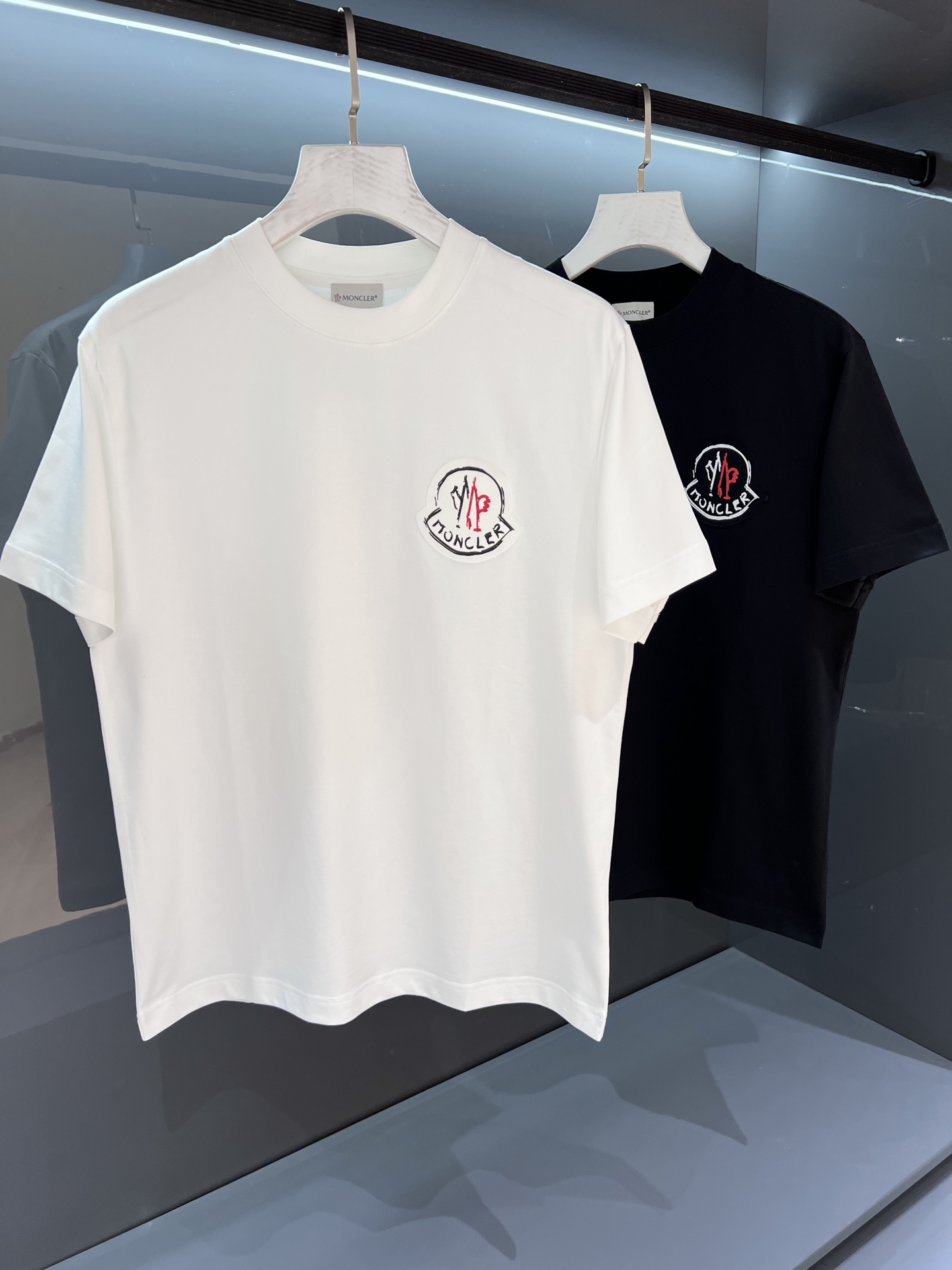 NO:464270,【New Product】Most printed Mon*ler men's round neck short-sleeved T-shirt 2025SS spring and summer new OS loose style, the effect is simpler and neat, adding a unique style to the fashionable look...Single-wearing inner wear is perfectly displayed! Embroidered logo design Frontal logo highlights full personality. The texture is delicate and full, and the color is flawless. Perfect work... Extremely breakthrough innovative concepts and fashion design are a pot of fun and trendy style, and this summer's most Nice focus short T. Color: White/Black Size S/M/L/XL/2XL S Shoulder width 43 bust 102 Long 68 Sleeve length 21, T-shirt,tees, t-shirt,alexander wang19860909【新品】重磅印花Mon*ler 男士圆领短袖T恤 2025SS春夏新品OS宽松版型 效果更为简约利落,为时尚造型增添一抹独特风采...单穿内搭完美展现! 刺绣标徽设计 正面标识彰显十足个性.纹理细腻饱满,色泽艳丽无暇.完美之作… 极为突破性的创新理念与时装设计共冶一炉,前所未有的玩味潮流时尚,今夏最Nice的焦点短T. 颜色:白色/黑色 尺码S/M/L/XL/2XL S肩宽43胸围102衣长68袖长21,,T-shirt,tees，t-shirt,alexander wang,Men's clothing