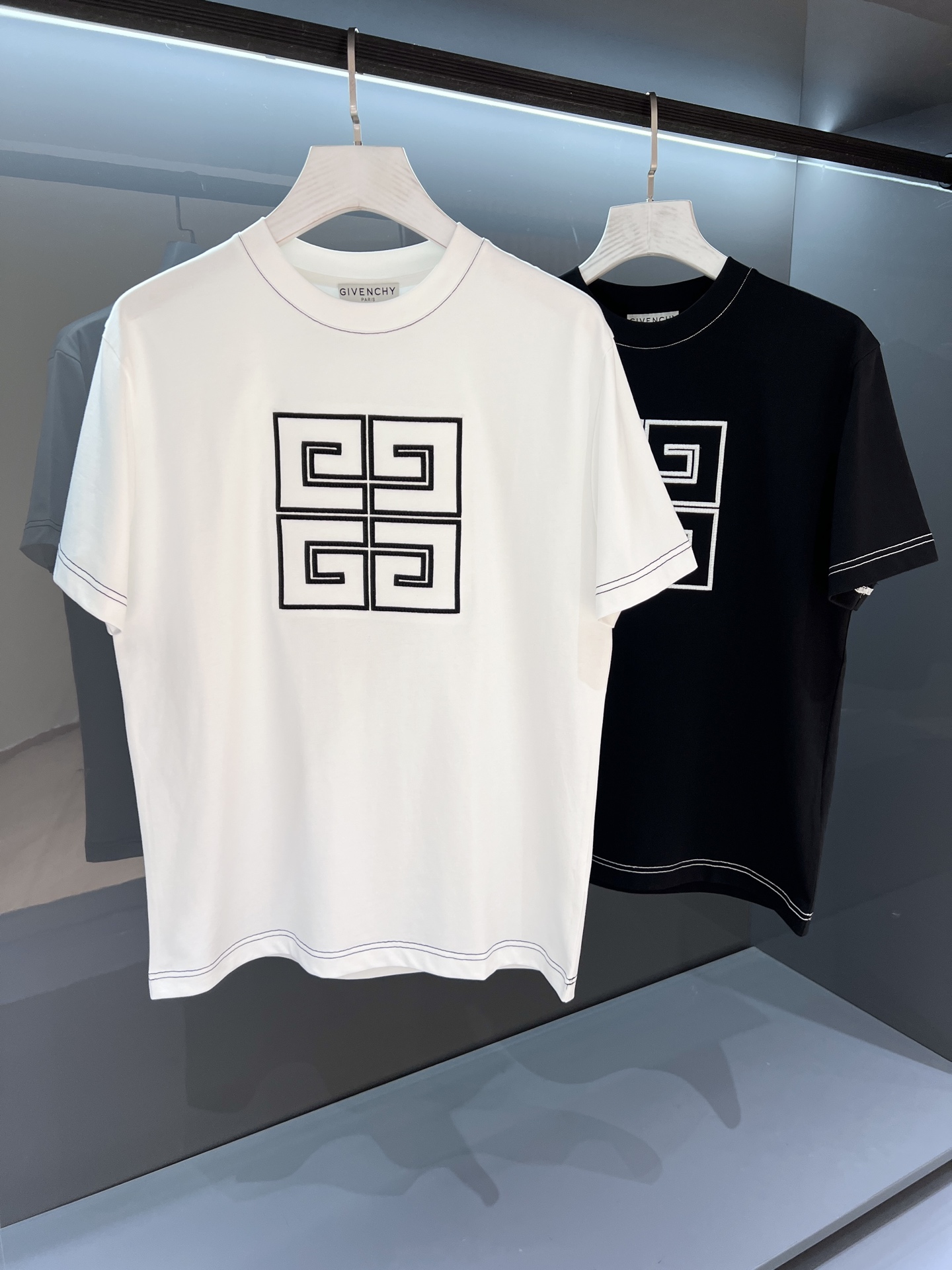 NO:464396,[New Product] Boutique Channel Foreign Trade Export Order GIv 2025SS Men's Round Neck Short-Sleeve T-Shirts Givenchy Every ready-to-wear garment is a unique luxury style. Simple and elegant high-end quality experience, and the taste that should be worn alone! Givenchy's ready-to-wear focuses on the artistic and exquisite clothing, abandoning complexity and burdens, always belongs to the high-end series. It is an important plot of the story, a truly low-key and luxurious work, don't miss it. Color white/black Size S/M/L/XL/2XL M Shoulder width 44 bust 102 Long 67 Sleeve length 21, given, T-shirt,tees, t-shirt,alexander wang19860909【新品】精品渠道 外贸出口订单GIv 2025SS 男士圆领短袖T恤 纪梵希 的每一件成衣都是独一无二的奢品风采.简约大气的高奢品格体验,单穿内搭都是该有的品味! 纪梵希的成衣注重服装的艺术性和精良做摒弃繁复累赘一直属于高端系列 它是故事的重要情节,真正低调奢华之作,切勿错过. 颜色白色/黑色 尺码S/M/L/XL/2XL M肩宽44胸围102衣长67袖长21,,givenchy,T-shirt,tees，t-shirt,alexander wang,Men's clothing