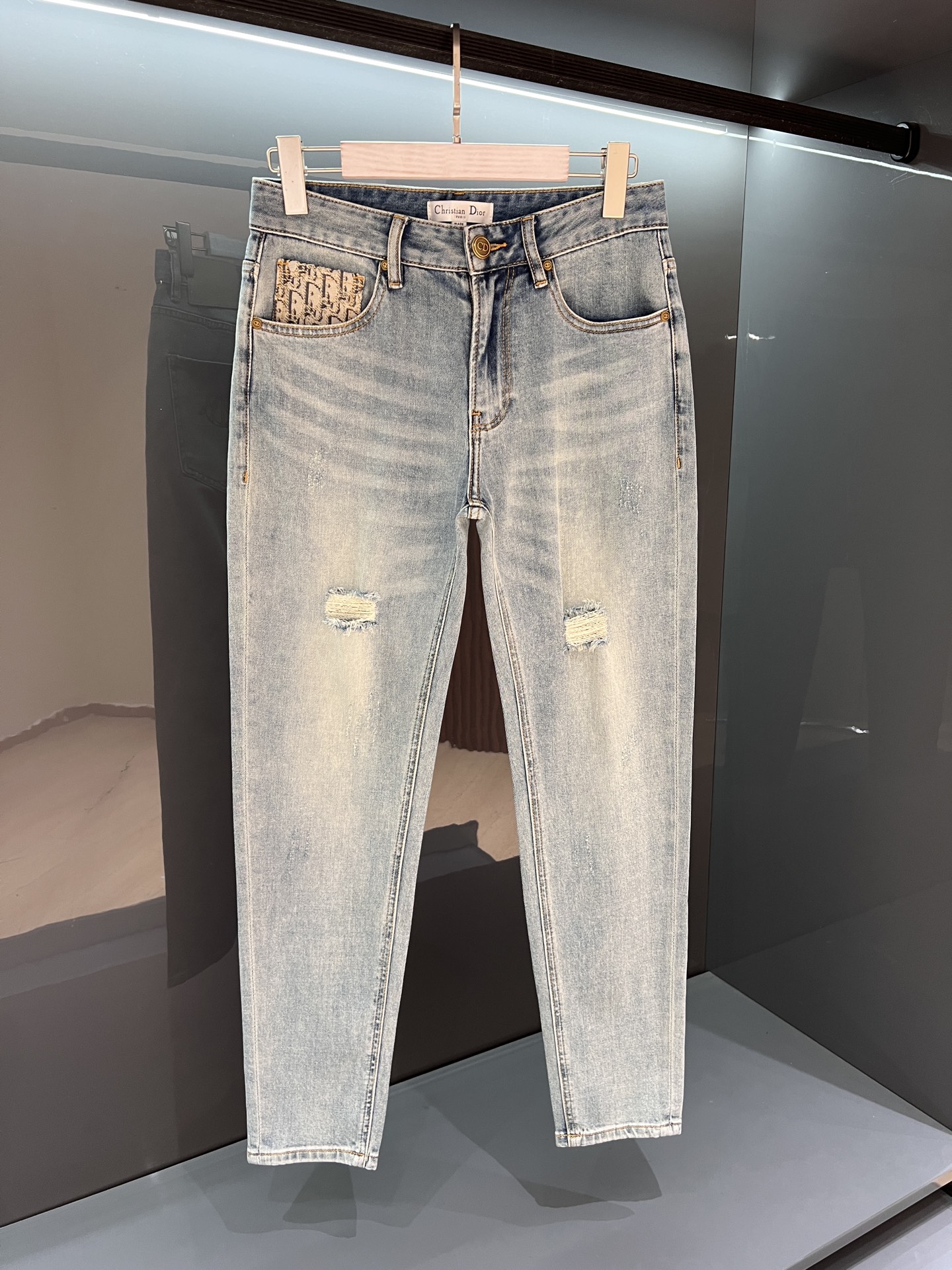 NO:464249,[New Product] CD Ripped Jeans 25SS Spring and Summer New Product Di*r Men's Washed Retro Charming Fashion Casual Jeans A Must-have for Men who pursue perfectionism! Slim fit!  !  !  Trade channel factory goods, retro washing, invincible cutting design, breaking the formality of traditional plain colors! The upright and tough and handsome shape is practical and delicate, Japanese Denim color woven denim fabric!  Made through pulping and dyeing technology, creating denim. Twill embryo cloth is compacted with anti-shrinkage finish, shrinkage rate is smaller than that of ordinary jeans, the texture is tighter and thicker, and the weaving marks are clearly visible. Professional Selvedge edge locking process, threading is made using sewing twisting machine to perform a series of process production processes of splicing and overlapping edge sewing. It is a natural and fashionable cutting design. Different from ordinary cow products! Light blue color Size: 29/30/31/32/33/34/36/38 30 waist circumference 78 hip circumference 98 crotch 26 trousers length 100 trousers legs 14,,louis vuitton,jeans,alexander wang19860909【新品】CD破洞牛仔裤 25SS春夏新品 Di*r男士水洗复古魅力时尚休闲牛仔裤 追求完美主义的男人必备款!修身款！！！ 贸易渠道工厂货品,复古水洗 无敌性的裁剪设计,打破传统素色的正式感!挺拔硬朗帅气的造型实之做工精致细腻 日本Denim色织牛仔面料！经过浆染工艺制作而成,打造牛仔.斜纹胚布经防缩整理,缩水率比一般牛仔裤要小,质地更加紧密厚实,织纹依迹清晰可见.专业Selvedge锁边工艺制作,走线运用缝纫捻线缉机进行了拼接重叠锁边缝制的一系列工艺制作流程.浑然天成一体式潮流时尚的裁剪造型设计. 区别于一般的牛品! 颜色浅蓝色 尺码:29/30/31/32/33/34/36/38 30腰围78臀围98裤裆26裤长100裤脚14,,louis vuitton,jeans,alexander wang,Men's clothing