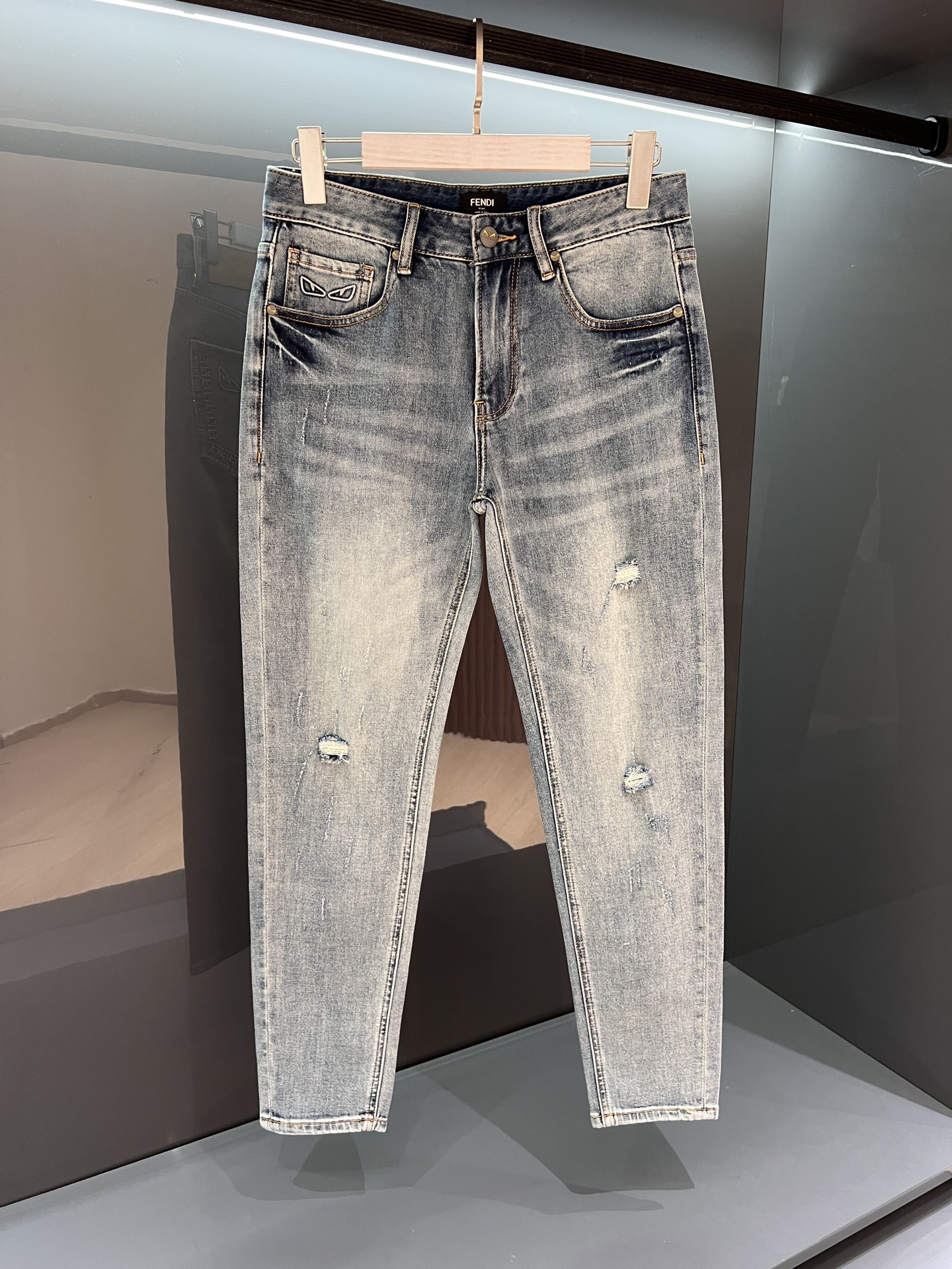 NO:464158,[New Product] 2025SS Spring and Summer New Product PR·Classic Five-Bag Jeans, produced by OEM.New Product in Spring and Summer.Japanese denim, flexible and stylish texture, comfortable to wear, and great trousers!  Heavy industrial washing, hand polishing texture, presenting a natural and old style. Classic indigo, lasting forever!  The back pocket is decorated with a 'PR' enamel triangle logo, elegant and brand recognition!  Hardware is in place and details are in place!  Color blue Size 29/30/31/32/33/34/36/38 30 Waist circumference 78 Hips circumference 102 Crotch 28 Trousers 101 Trousers 16, jeans, alexander wang19860909【新品】 2025SS春夏新品 PR·经典五袋牛仔裤、代工厂出品. 春夏新品. 日本丹宁牛仔布、 质地柔韧有型、穿着舒适、裤型很赞！ 重工洗水、手工打磨纹理、呈现自然做旧风格 经典靛蓝、经久不衰！ 后兜处饰以＂PR＂涂珐琅三角徽标、雅致、具有品牌的辩识度！ 五金到位、细节到位！ 颜色蓝色 尺码29/30/31/32/33/34/36/38 30腰围78臀围102裤裆28裤长101裤脚16,,jeans,alexander wang,Men's clothing