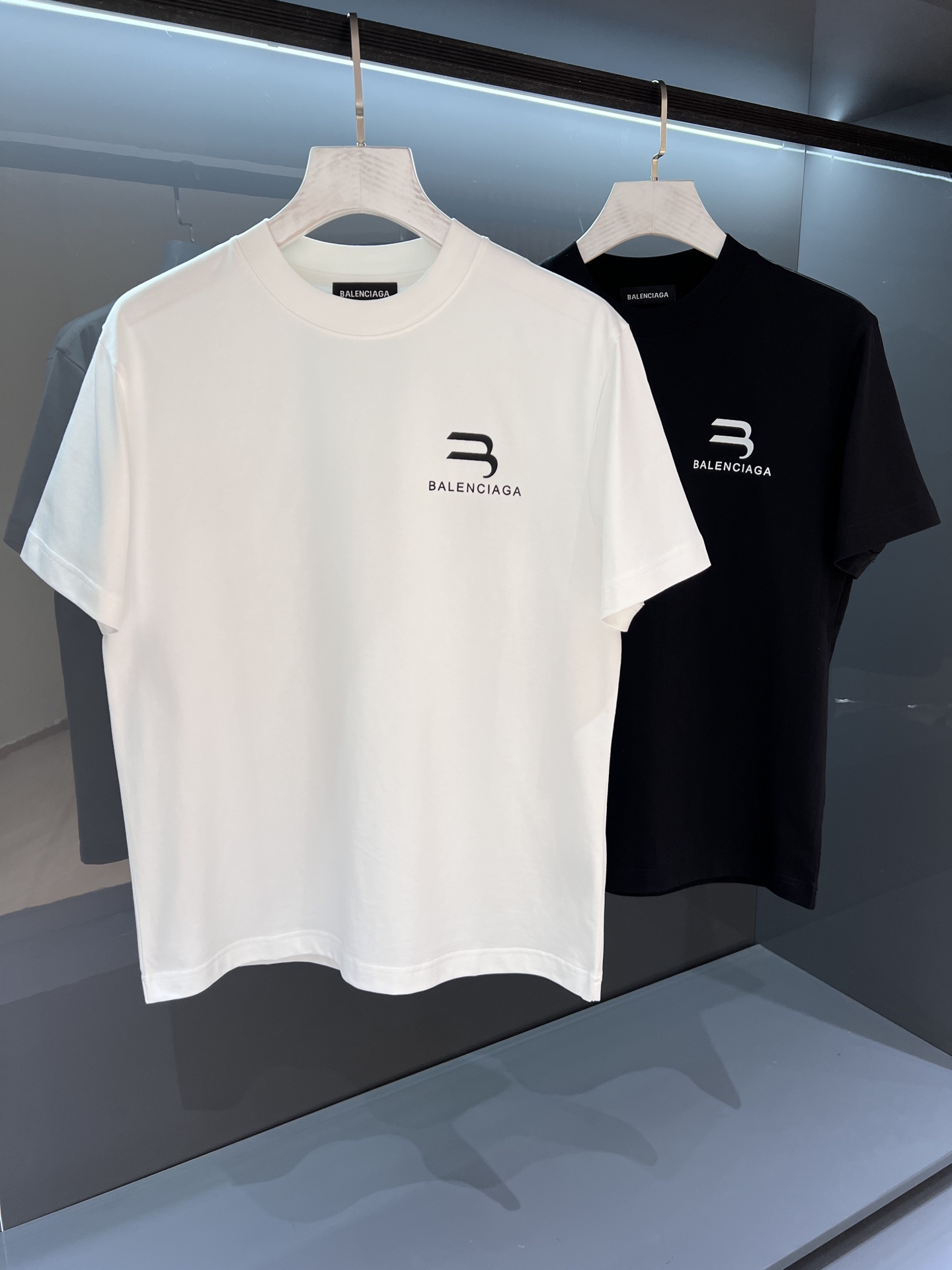 NO:464402,【New Product】BAL men's round neck printed short-sleeved T-shirt 2025SS spring and summer new OS loose style, the effect is simpler and neat, adding a unique style to the fashionable look...Single-wearing inner wear is perfectly displayed! Embroidered logo design Frontal logo highlights full personality. The texture is delicate and full, and the color is flawless. Perfect work... Extremely breakthrough innovative concepts and fashion design are combined together, unprecedented fun and fashionable, the most beautiful focus of this summer is short T. Color: white/black Size S/M/L/XL/2XL S Shoulder width 43 bust 102 long 68 sleeves 21, T-shirt,tees, t-shirt,alexander wang19860909【新品】重磅印花 BAL 男士圆领印花短袖T恤 2025SS春夏新品OS宽松版型 效果更为简约利落,为时尚造型增添一抹独特风采...单穿内搭完美展现! 刺绣标徽设计 正面标识彰显十足个性.纹理细腻饱满,色泽艳丽无暇.完美之作… 极为突破性的创新理念与时装设计共冶一炉,前所未有的玩味潮流时尚,今夏最Nice的焦点短T. 颜色:白色/黑色 尺码S/M/L/XL/2XL S肩宽43胸围102衣长68袖长21,,T-shirt,tees，t-shirt,alexander wang,Men's clothing