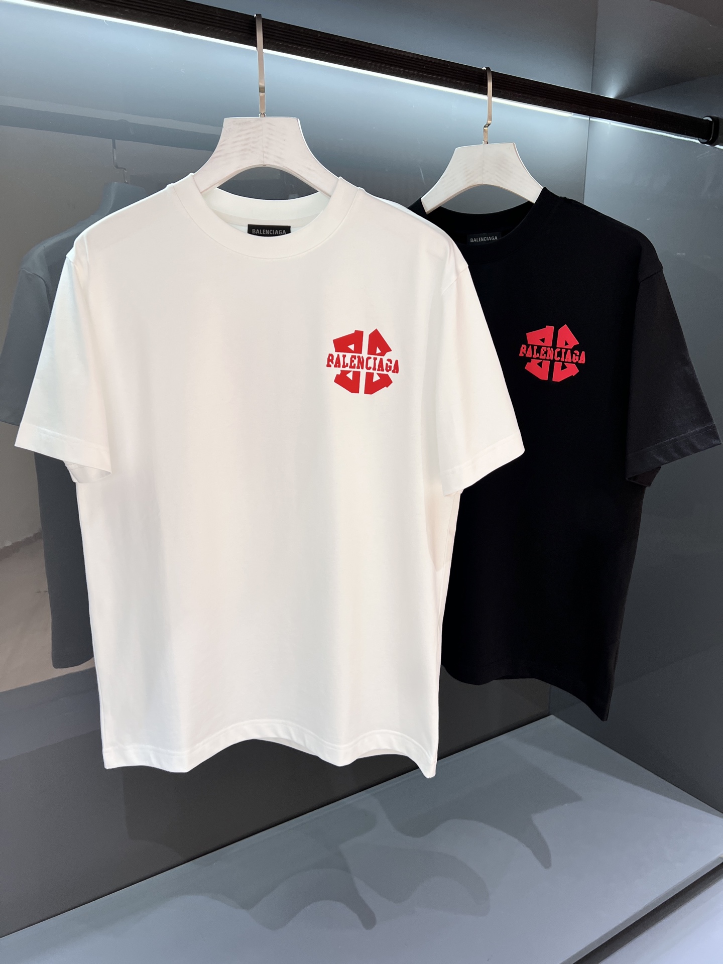 NO:464414,【New Product】BAL Men's round neck printed short-sleeved T-shirt 2025SS Spring and Summer New OS loose style The effect is simpler and neat, adding a unique style to the fashionable look... The single-wear inner layer is perfectly displayed! Embroidered logo design The front logo shows full personality. The texture is delicate and full, and the color is flawless. The perfect work... The extremely breakthrough innovative concept and fashion design are a pot of composing a new style of fashion, and the most interesting and fashionable focus is short T this summer. Color: white/black Size S/M/L/XL/2XL S Shoulder width 43 bust 102 Long 68 Sleeve length 21, T-shirt,tees, t-shirt,alexander wang19860909【新品】 BAL 男士圆领印花短袖T恤 2025SS春夏新品OS宽松版型 效果更为简约利落,为时尚造型增添一抹独特风采...单穿内搭完美展现! 刺绣标徽设计 正面标识彰显十足个性.纹理细腻饱满,色泽艳丽无暇.完美之作… 极为突破性的创新理念与时装设计共冶一炉,前所未有的玩味潮流时尚,今夏最Nice的焦点短T. 颜色:白色/黑色 尺码S/M/L/XL/2XL S肩宽43胸围102衣长68袖长21,,T-shirt,tees，t-shirt,alexander wang,Men's clothing