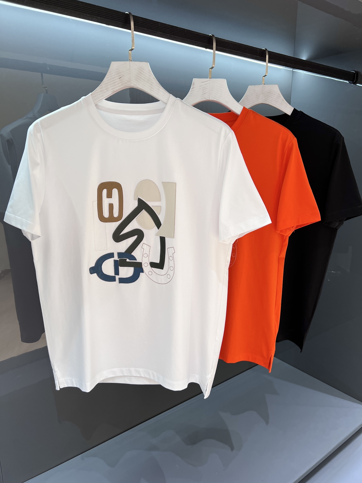 NO:152322,[New Product] HER25SS Spring and Summer New Men's Round Neck Embroidered Short-Sleeve T-Shirt Classic Dragon Beast Print Casual Pullover Short-Sleeve T-Shirt!  Trading companies have sparse channels and are on sale on the leading official website!  H Home 2025 SST Shirt will bring you a different dressing experience, showing your unique personality and taste in daily life, so you can have one!  This T-shirt is made of worsted jersey cotton, with a soft and delicate feel, moderate thickness and a crisp and fashionable silhouette!  The ingredients of this T-shirt are cotton, comfortable and breathable!  The contrasting leather logo with the H logo on the chest and the brightly colored dragon beast pattern decoration are made using imported digital printing technology, which is very fashionable and pleasing to the eye!  These designs are not only creative, but also symbolize the new year and new atmosphere, adding a festive atmosphere to you!  In terms of style, it is a casual and loose style, with a simple and versatile design for men and women. Whether it is matched with jeans or sweatpants, it can show a fashionable and casual style!  This T-shirt not only focuses on comfort and texture, but also tastes quite delicious in fashion elements!  Color black/white/orange Size M/L/XL/2XL/3XL M Shoulder width 44 bust 100 Long 68 Sleeve length 21, jeans, T-shirt,tees, t-shirt,alexander wang19860909【新品】HER25SS春夏新品男士圆领刺绣短袖T恤 经典龙兽印花休闲套头短袖T恤衫！贸易公司渠道稀出,领先官网发售！ H家2025SST恤将为您带来别样的穿着体验,在日常生活中展现出独特个性和品位,赶快拥有一件吧！ 这款T恤采用精纺平纹针织棉布制成,手感柔软细腻,厚度适中既挺括又保持潮流的廓形！这款T恤的成分是全棉,舒适透气！胸前饰有H标识的撞色皮标和色彩鲜艳的龙兽图案装饰,采用进口数码印花技术制作,非常时尚养眼！ 这些设计不仅富有创意,还寓意着新年新气象,为您增添喜庆氛围！版型方面是休闲宽松版型,简约百搭男女同款设计,无论是搭配牛仔裤还是运动裤,都能展现出时尚休闲的风格！这件T恤不仅注重舒适性和质感,在时尚元素上也颇具品味！ 颜色黑色/白色/橘色 尺码M/L/XL/2XL/3XL M肩宽44胸围100衣长68袖长21,,jeans,T-shirt,tees，t-shirt,alexander wang,Men's clothing