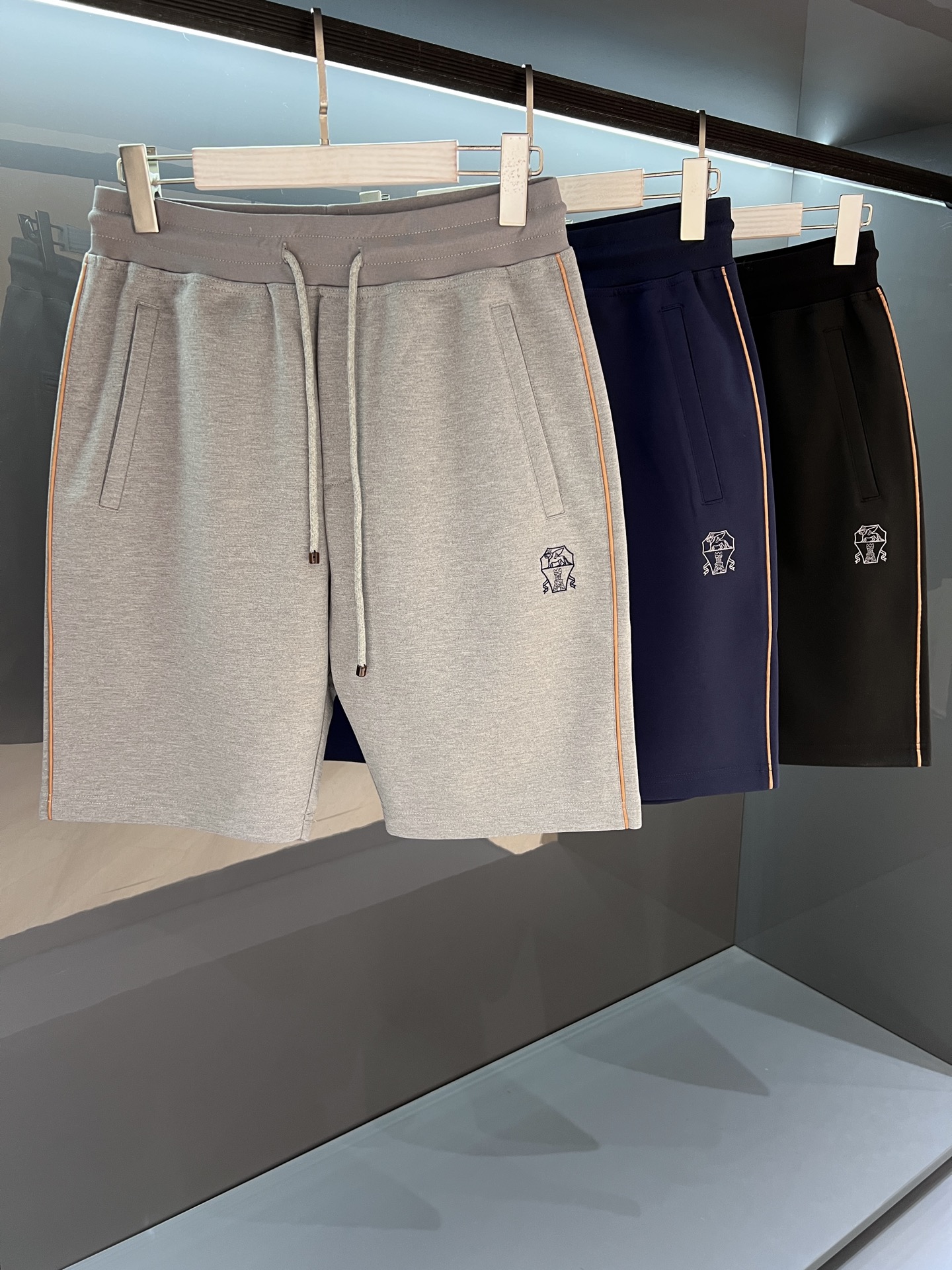 NO:152342,[New Product] 2025 SSBC Men's Elastic Drawstring Simple Men's Casual Five-Cross Pants Men's Shorts BC High-end Main Line Series, Classic tone casual pants, with consistently high standards of the main line, and is excellent from fabric to details. The style itself is an evergreen type. As the best example of timeless, no matter how the trend changes and promotes new things, it can adapt to the changes of the classics. Trading companies have sparse channels, produced in Italy, with pure blood quality!  Showing high-end and elegant temperament, the rope hanging bell is exclusively customized, and the high-quality horn buckle hanging bell has an instant sense of luxury, making it extremely brand recognition!  Straight slim fit style cut, modify the hip lines, lengthen the body and make the legs look longer. It can be easily controlled for casual business, and you deserve it!  Color gray/Ruo Blue/Black Size M-XXXL M size waist 78 hip circumference 101 foot 37 trousers length 50, shorts, alexander wang19860909【新品】2025SSBC男士松紧抽绳简约男士休闲五分裤 男装短裤 BC高端主线系列,经典调性的休闲裤,有着主线的一贯高水准,从面料到细节都堪称优秀.款式本身属于万年常青的类型,作为timeless的最好表率,任凭潮流如何更替推新,都能以不变应万变的经典着. 贸易公司渠道稀出,意大利原厂代工出品,纯正血统品质！ 彰显高端儒雅气质,绳子吊钟独家定制,高品质牛角扣吊钟,其奢华身份感瞬间飙升,极具品牌辨识度！直筒修身版型剪裁,修饰臀部线条,拉长身材比例显腿长,无论休闲商务都可轻松驾驭,你值得拥有！ 颜色灰色/宝蓝/黑色 尺码M-XXXL  M码腰围78 臀围101脚口37裤长50,,shorts,alexander wang,Men's clothing