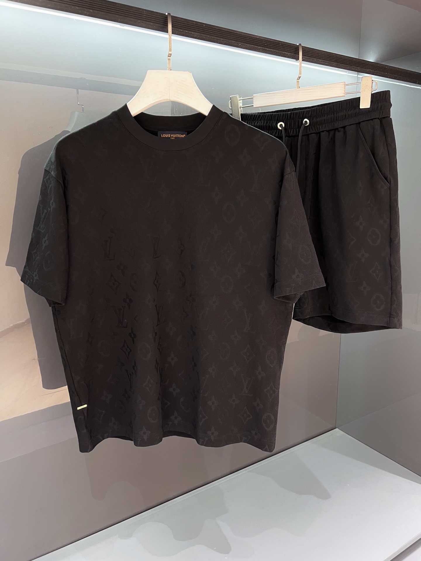 NO:464267,/Set [New Product] 2025SSV Men's Flocking Printed Logo Letter Round Neck Set with brand iconic elements as the design feature, fashionable and elegant and charming item. It has made the most popular and trendy icon in 2025... Imported Italian imitation cotton fabric, soft and delicate, comfortable and breathable on the upper body, equipped with a high process of standardized cutting, so that the shape is really rare! The front is decorated with a new barcode and the 'Donkey Brand' logo. The colorful Monogram letter pattern is revealed. Create a fashionable and fashionable atmosphere! It adopts Italian active coloring hot melt printing floral craftsmanship, with delicate and full texture and flawless color. Perfect work... Color white/black Size M/L/XL/2XL/3XL Top M Shoulder width 44 Bust 104 Long 68 Sleeve length 22  Pants M waist circumference 78 hip circumference 106 crotch 28 pants length 50, louis vuitton, alexander wang19860909/套【新品】2025SSV登男士植绒印花标识字母圆领套装 以品牌标志性的元素做为设计特色,时尚高雅魅力的单品.成就2025最火最潮的icon... 进口意大利精仿棉面料,手感柔软细腻上身舒适透气,配备了标准化裁剪的高工艺流程才得以造型实为难得! 正面点缀全新条形码与“驴牌”标识即现的缤纷Monogram字母大图案. 营造潮流时尚的氛围效果!采用采用意大利活性着色热熔印花式工艺,纹理细腻饱满,色泽艳丽无暇.完美之作…… 颜色白色/黑色 尺码M/L/XL/2XL/3XL 上衣M肩宽44胸围104衣长68袖长22 裤装M腰围78臀围106裤裆28裤长50,,louis vuitton,alexander wang,Men's clothing