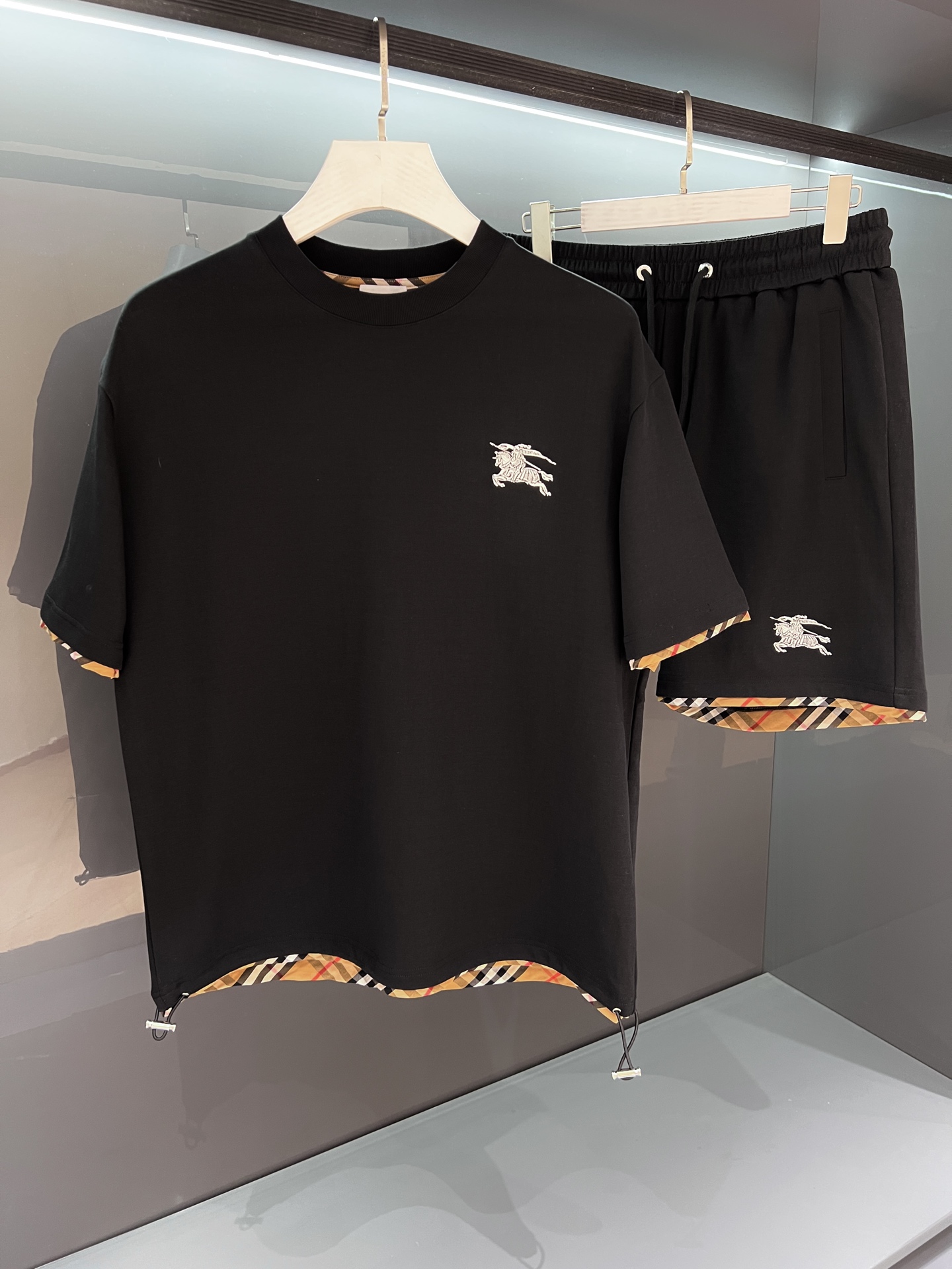 NO:160423,/Set [New Product] BUR War Horse Set 2025SS Men's Short Sleeve/Shorts Sports Set Simple and Fashionable Style from PD's New Beauty Works. Trade Channel Products are rare!  2025SS Burberr*y War Horse Embroidery Decorative Logo Design Men's Round Neck Short-Sleeved T-shirt Regularly straight-cut design, combining personality and fashionable style, and is born extraordinary. Evergreen style on the counter! Simple and not simple.. Soft feel, extremely comfortable to wear. The fashionable and classic logo logo on the chest decorates the traditional triangle logo, creating a harmonious luxury atmosphere, reinterprets the basic items and gives them a new meaning, and exquisite details reveal the brand's luxury atmosphere.. Color white/black Size M/L/XL/2XL/3XL Top M Shoulder width 44 Bust 104 Long 68 Sleeve length 22  Trousers M waist 78 hip 106 crotch 28 trousers length 50, burberry, shorts, T-shirt, tees, t-shirt, alexander wang19860909/套【新品】BUR战马套装 2025SS男士短袖/短裤 运动套装 简约时尚格调来自PD的新秀丽作. 贸易渠道货品,为数稀少！ 2025SS Burberr*y 战马刺绣饰带装饰标识设计 男士圆领短袖T恤 常规直裁设计,兼具个性时尚范儿,与生俱来的不平凡.柜台常青款!简约不简单.. 手感柔软,贴身穿着舒适度极高. 胸前装饰时尚经典的Logo标识 取代了传统三角标,营造和谐的奢华时尚气息,重释了基础单品并赋予其崭新含义的态度与考量,精致细节流露品牌高奢气息.. 颜色白色/黑色 尺码M/L/XL/2XL/3XL 上衣M肩宽44胸围104衣长68袖长22 裤装M腰围78臀围106裤裆28裤长50,,burberry,shorts,T-shirt,tees，t-shirt,alexander wang,Men's clothing
