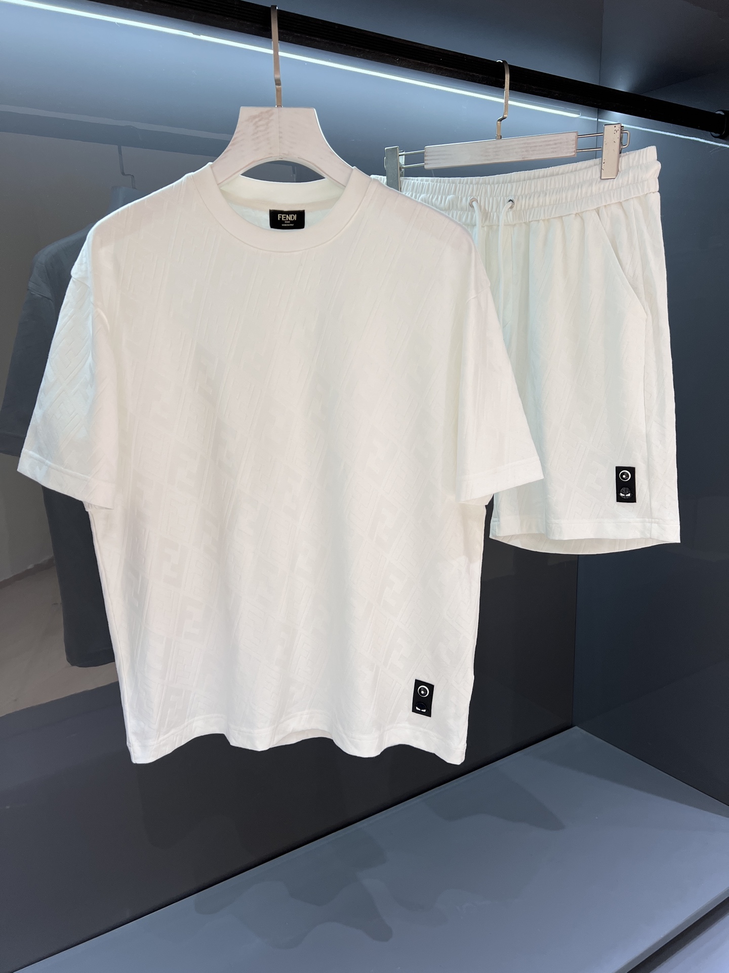 NO:160420,/Set [New Product] Presbyterian FD Set 2025SS Men's Short Sleeve/Shorts Sports Set Simple and Fashionable Style from FD's New Beauty Works. Trade Channel Products are rare!  2025SS FD decorative logo design Men's round neck short-sleeved T-shirt Regular straight-cut design, with a unique style, and is born extraordinary. Evergreen style on the counter! Simple and not simple.. Soft feel, extremely comfortable to wear. The fashionable and classic logo logo on the chest decorates. It replaces the traditional triangle logo, creating a harmonious luxury atmosphere, reinterprets the basic items and gives them a new meaning, and the exquisite details reveal the brand's luxury atmosphere.. Color white/black Size M/L/XL/2XL/3XL Top M Shoulder width 44 Bust 104 Long 68 Sleeve length 22 Trousers M Waist 78 Hip 106 Crotch 28 Trousers 50,,shorts,T-shirt,tees,t-shirt,alexander wang19860909/套【新品】老花FD套装 2025SS男士短袖/短裤 运动套装 简约时尚格调来自FD的新秀丽作. 贸易渠道货品,为数稀少！ 2025SS FD饰带装饰标识设计 男士圆领短袖T恤 常规直裁设计,兼具个性时尚范儿,与生俱来的不平凡.柜台常青款!简约不简单.. 手感柔软,贴身穿着舒适度极高. 胸前装饰时尚经典的Logo标识 取代了传统三角标,营造和谐的奢华时尚气息,重释了基础单品并赋予其崭新含义的态度与考量,精致细节流露品牌高奢气息.. 颜色白色/黑色 尺码M/L/XL/2XL/3XL 上衣M肩宽44胸围104衣长68袖长22 裤装M腰围78臀围106裤裆28裤长50,,shorts,T-shirt,tees，t-shirt,alexander wang,Men's clothing