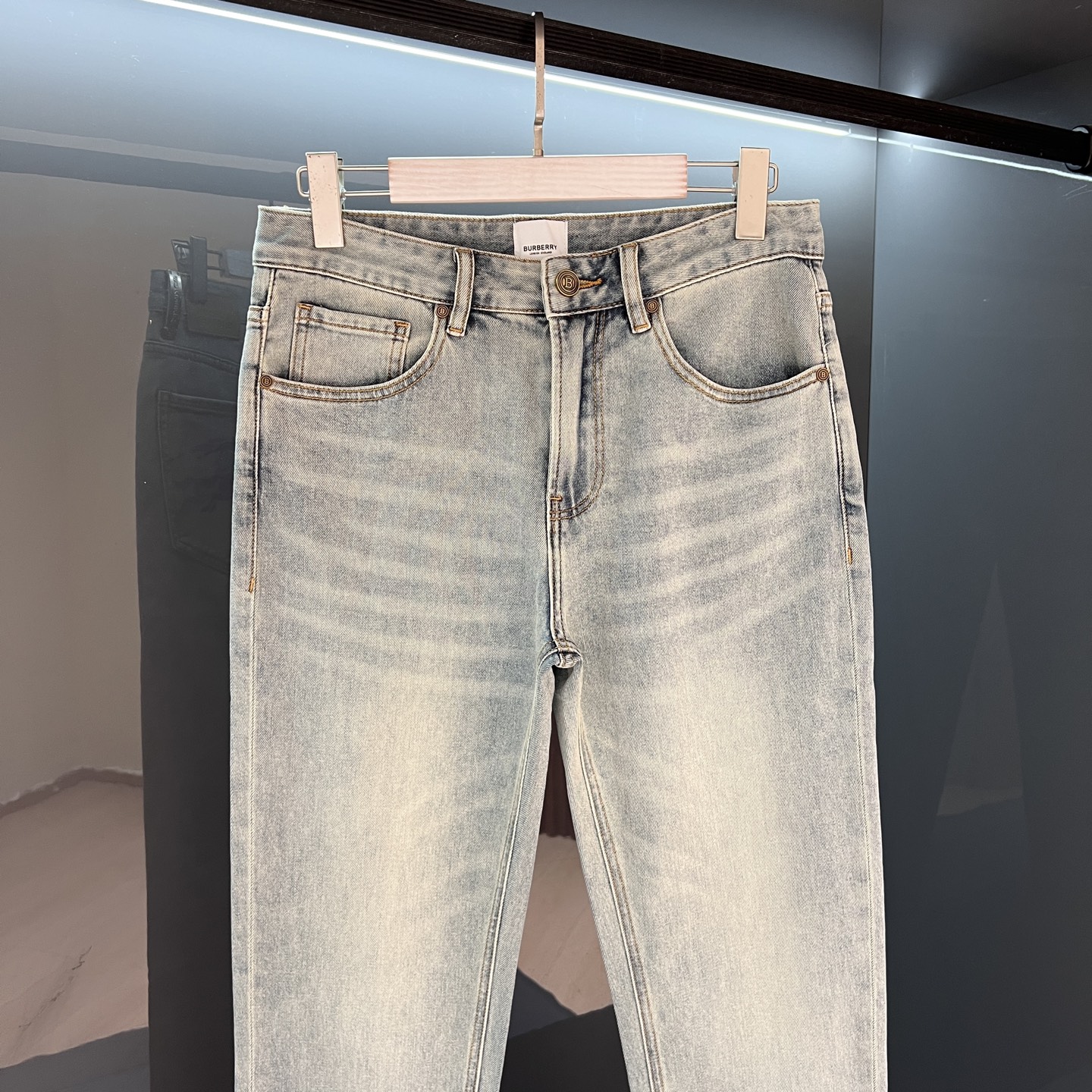 【新品】PP260 夏季薄款 Bur 牛仔裤 25SS春夏新品 ‼️‼️男士水洗复古魅力时尚休闲牛仔裤 追求完美主义的男人必备款!修身款!!!
贸易渠道工厂货品,复古水洗 无敌性的裁剪设计,打破传统素色的正式感!挺拔硬朗帅气的造型实之做工精致细腻
日本Denim色织牛仔面料!经过浆染工艺制作而成,打造牛仔.斜纹胚布经防缩整理,缩水率比一般牛仔裤要小,质地更加紧密厚实,织纹依迹清晰可见.专业Selvedge锁边工艺制作,走线运用缝纫捻线缉机进行了拼接重叠锁边缝制的一系列工艺制作流程.浑然天成一体式潮流时尚的裁剪造型设计.
区别于一般的牛品!
颜色:浅蓝色
尺码:29/30/31/32/33/34/36/38
30腰围78臀围98裤裆26裤长100裤脚14