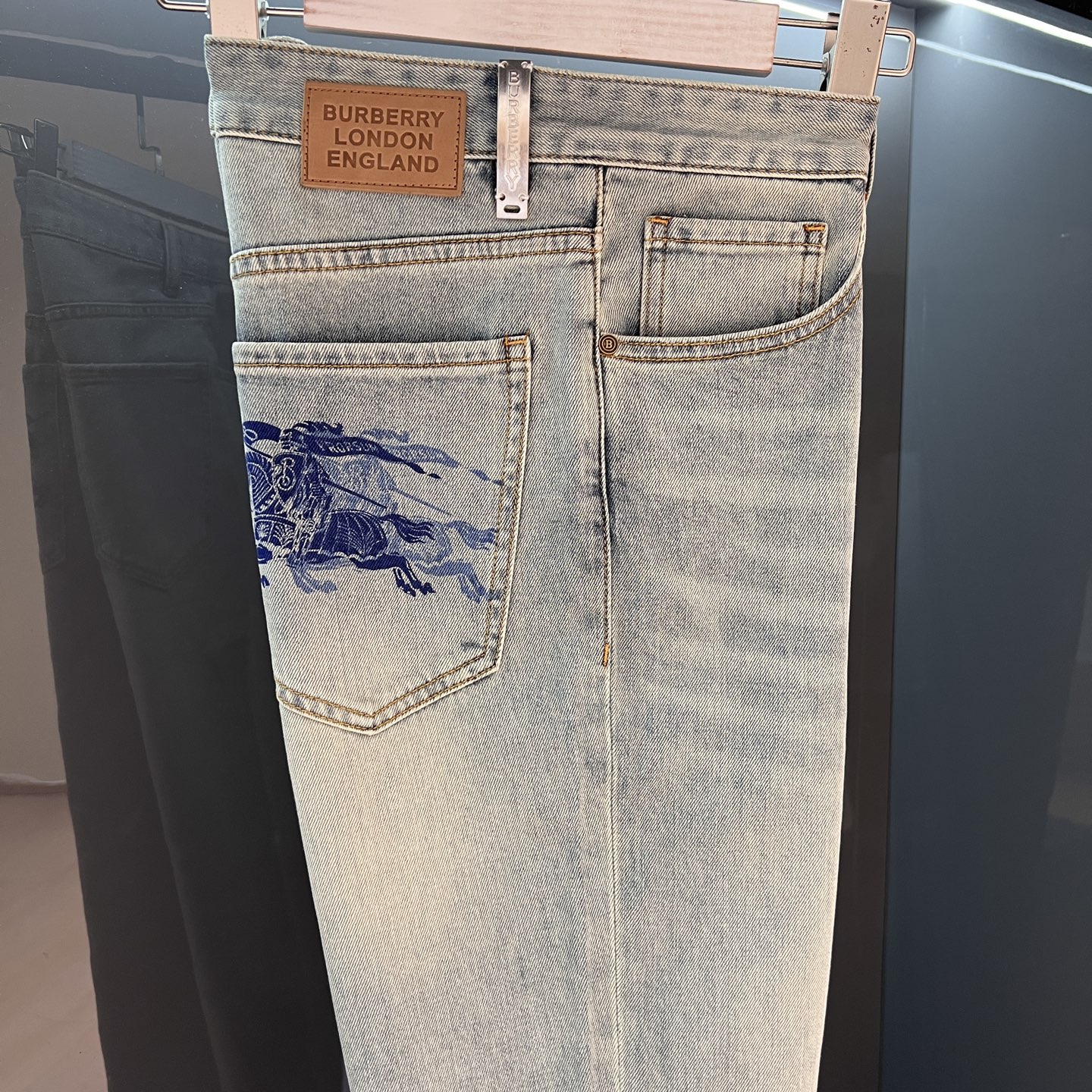 【新品】PP260 夏季薄款 Bur 牛仔裤 25SS春夏新品 ‼️‼️男士水洗复古魅力时尚休闲牛仔裤 追求完美主义的男人必备款!修身款!!!
贸易渠道工厂货品,复古水洗 无敌性的裁剪设计,打破传统素色的正式感!挺拔硬朗帅气的造型实之做工精致细腻
日本Denim色织牛仔面料!经过浆染工艺制作而成,打造牛仔.斜纹胚布经防缩整理,缩水率比一般牛仔裤要小,质地更加紧密厚实,织纹依迹清晰可见.专业Selvedge锁边工艺制作,走线运用缝纫捻线缉机进行了拼接重叠锁边缝制的一系列工艺制作流程.浑然天成一体式潮流时尚的裁剪造型设计.
区别于一般的牛品!
颜色:浅蓝色
尺码:29/30/31/32/33/34/36/38
30腰围78臀围98裤裆26裤长100裤脚14