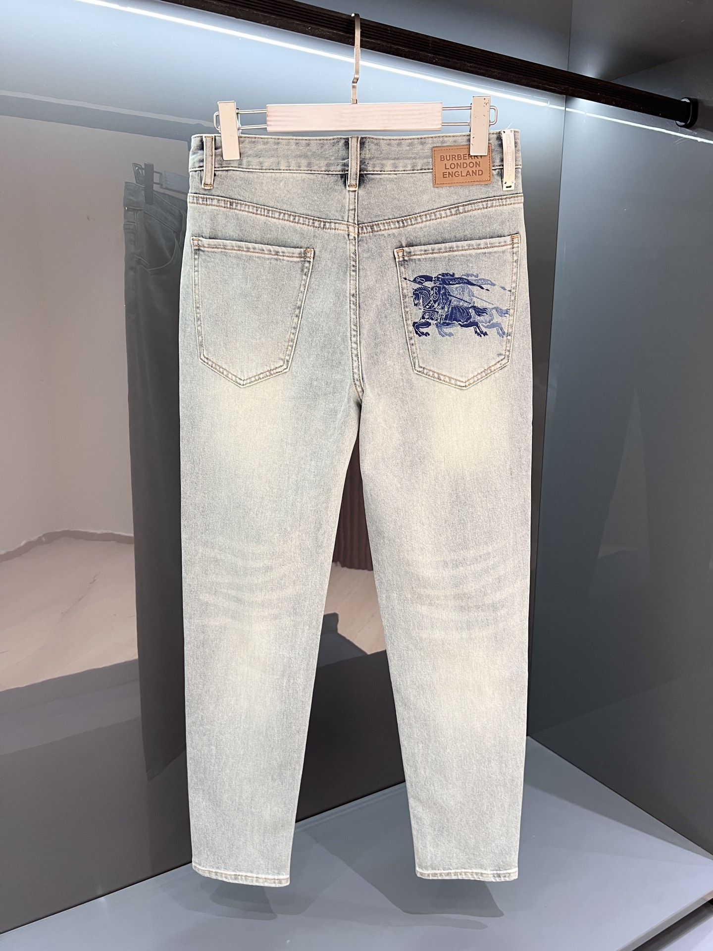 【新品】PP260 夏季薄款 Bur 牛仔裤 25SS春夏新品 ‼️‼️男士水洗复古魅力时尚休闲牛仔裤 追求完美主义的男人必备款!修身款!!!
贸易渠道工厂货品,复古水洗 无敌性的裁剪设计,打破传统素色的正式感!挺拔硬朗帅气的造型实之做工精致细腻
日本Denim色织牛仔面料!经过浆染工艺制作而成,打造牛仔.斜纹胚布经防缩整理,缩水率比一般牛仔裤要小,质地更加紧密厚实,织纹依迹清晰可见.专业Selvedge锁边工艺制作,走线运用缝纫捻线缉机进行了拼接重叠锁边缝制的一系列工艺制作流程.浑然天成一体式潮流时尚的裁剪造型设计.
区别于一般的牛品!
颜色:浅蓝色
尺码:29/30/31/32/33/34/36/38
30腰围78臀围98裤裆26裤长100裤脚14